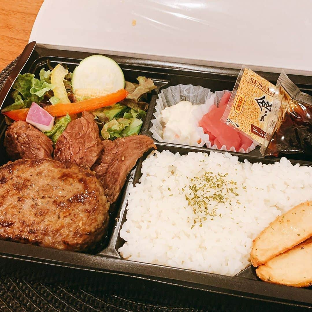 葉月里緒奈さんのインスタグラム写真 - (葉月里緒奈Instagram)「お弁当、お弁当、嬉しいな。 #おうちごはん#夕ごはん#お弁当#とろけるハンバーグ福よし #黒毛和牛ハンバーグ専門店 #福よし#ミラノ風チキンソテー#ハンバーグ#とろけるハンバーグと熟成ハラミステーキのコンボ #rionahazuki」9月5日 10時56分 - riona_hazuki