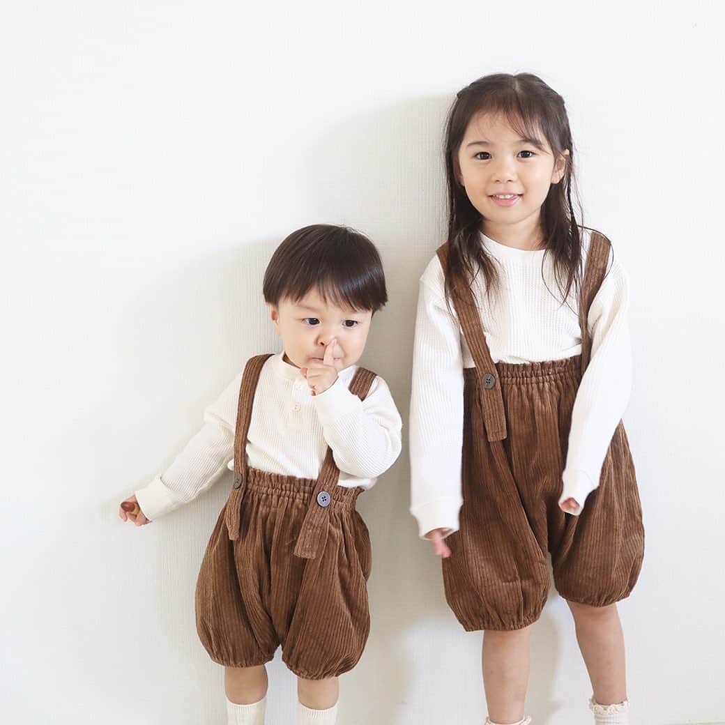 のインスタグラム：「【今年は新色が登場❗️べびちゅオリジナル💖ぷっくりおしりが可愛いパフパンツ🎀】 . べびちゅでしか買えない😉2WAYコーデュロイパフパンツ❤️ . 女の子に大人気のくすみピンク👧💓 男の子に大人気のチャコールに加え☝️ 今年は男女おそろいで可愛い「ブラウン」新登場❣ . 数量限定につき、入荷したばかりの今がチャンス🎉チェックしてね👍 . 🧚‍♀️2WAYコーデュロイパフパンツ size：‪80/90/100‬/110 price：¥2,900＋tax . バルーンシルエットがとってもCUTE😍トレンドのコーデュロイ＆絶妙カラーで🎵着せるだけでオシャレになれちゃう❤️ しかも💡 サロペットとしてもパンツとしても楽しめる2WAYなんです✌️ . 80-110サイズまでご用意しているので、きょうだいやお友達とのリンクコーデも楽しめちゃいますよ🧚‍♀️💓 べびちゅでしかGETできないオリジナルアイテム👻🎶 . いま大人気のリブトップスと合わせてもとっても可愛いコーデができますよ✌ 今はソックス、寒くなったらタイツを合わせて、長～く愛用してね💛 . . プロフィール欄のURLから今すぐGO💨 べびちゅHP上部のバナーからもチェックできますよ☝️ . . 📣合わせてチェック！ 期間限定☝️ ポイントUPキャンペーン開催中🎉 . このチャンスに❣️ 今すぐ！ログインしてお買い物😘 . 💡会員様だけのお得なキャンペーンです。商品代金の５％をポイントでもらえます💡 . 今回貯めたポイントを使えば、これからまだまだ登場する新作アイテムがおトクにGETできちゃう😍 . まだ会員でない方は先に登録してね！30秒もかからないよ👍 . ポイントUPキャンペーンは、9月7日(月)23:59まで⏰ . カートに入れてるアイテムはありませんか❓ このチャンスに、欲しいものぜーんぶ一緒にGETしちゃお🧚‍♀✨ . . #べびちゅオリジナル #ループス #パフパンツコーデ #パフパンツ #サロペット #べびちゅサロぺ #loops #ループスコーデ #べびちゅ #babychu #ig_kidsphoto #ig_babyphoto #かわいい #子供服 #ベビー服 #親バカ部 #女の子 #男の子 #娘 #息子 #赤ちゃん #ベビーコーデ #キッズコーデ #ベビーファッション #キッズファッション #出産祝い #baby #babychujp」