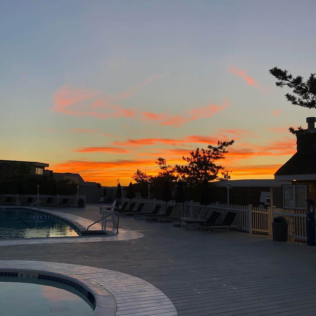 スーザン・ルッチさんのインスタグラム写真 - (スーザン・ルッチInstagram)「Perfect evening for dinner at the beach!!! Even caught part of the  fiery hot pink/coral  sunset💥💥💥😊😊😊💃🏽💃🏽💃🏽」9月5日 11時06分 - therealsusanlucci