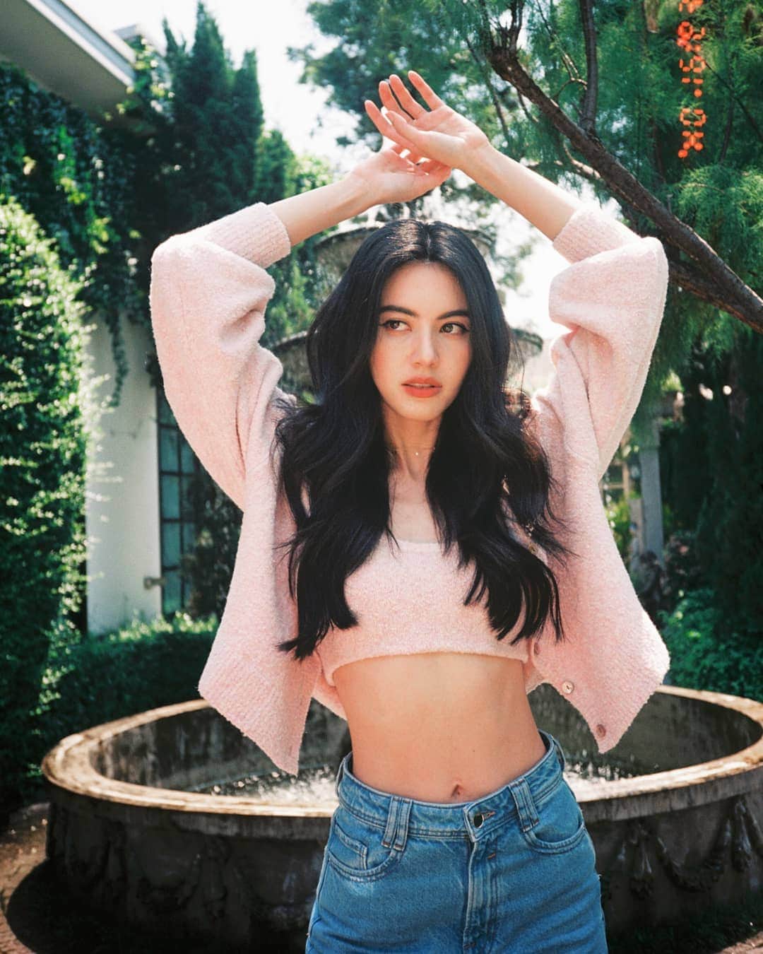 のインスタグラム：「💘ชูมือขึ้นแล้วหมุนๆ #davifilm 📸」