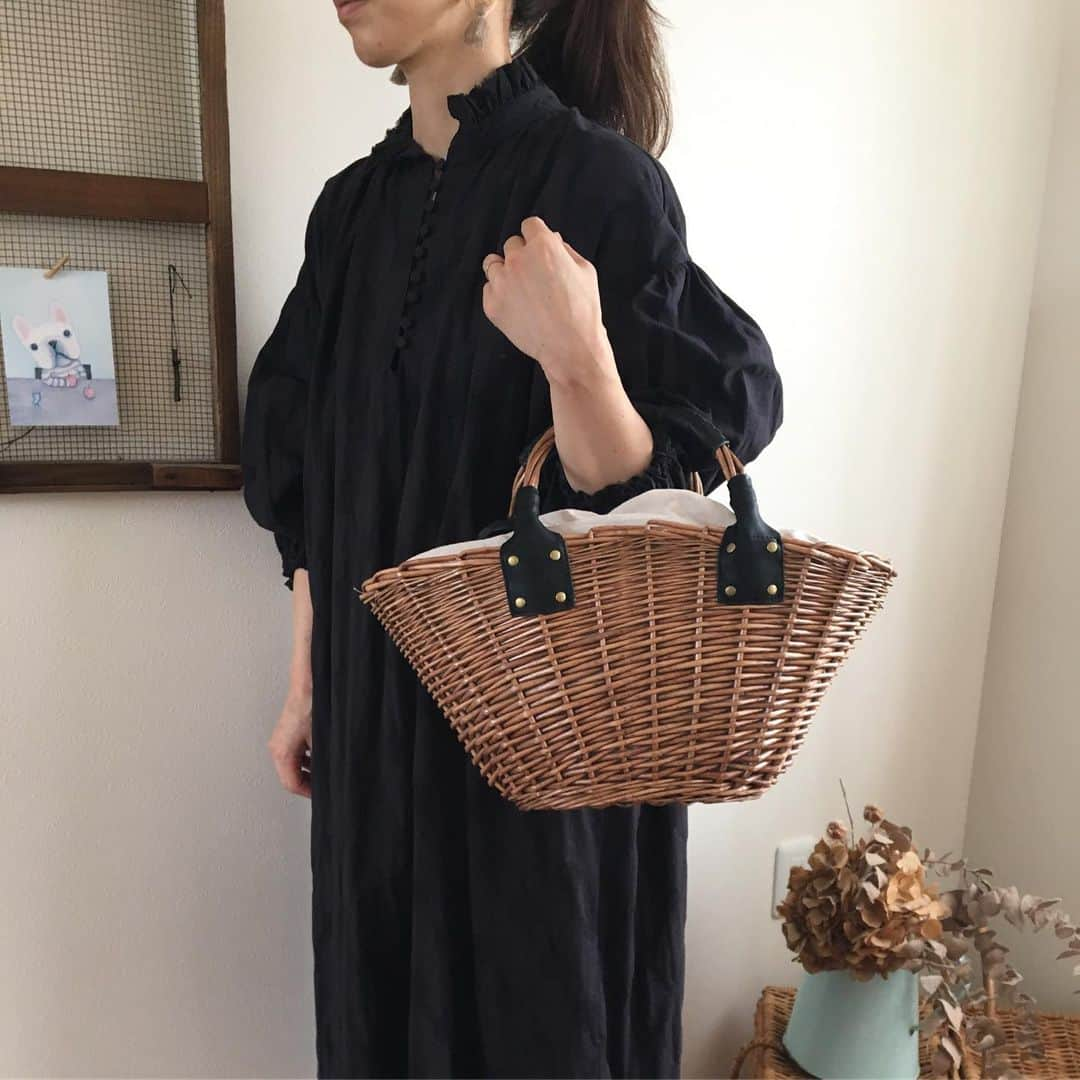 TRUNKさんのインスタグラム写真 - (TRUNKInstagram)「カゴバック ¥７４８０円 10％オフセール →６７３２円  送料半額キャンペーンの対象です^ ^  素材 天然草木柳  持ち手合成皮革  しっかり入るカゴバックです。  サイズは個体差がありますが w４３センチD１７センチ 持ち手含むH34.５センチ  上がリボンでしめれるので 中身が見えることを気にせず使っていただけます。  持ち手部分が開くので物の出し入れも楽にできそうです。  #広島#宮島#trunk宮島#ショップ#かごバック#かご」9月5日 11時15分 - trunk2007