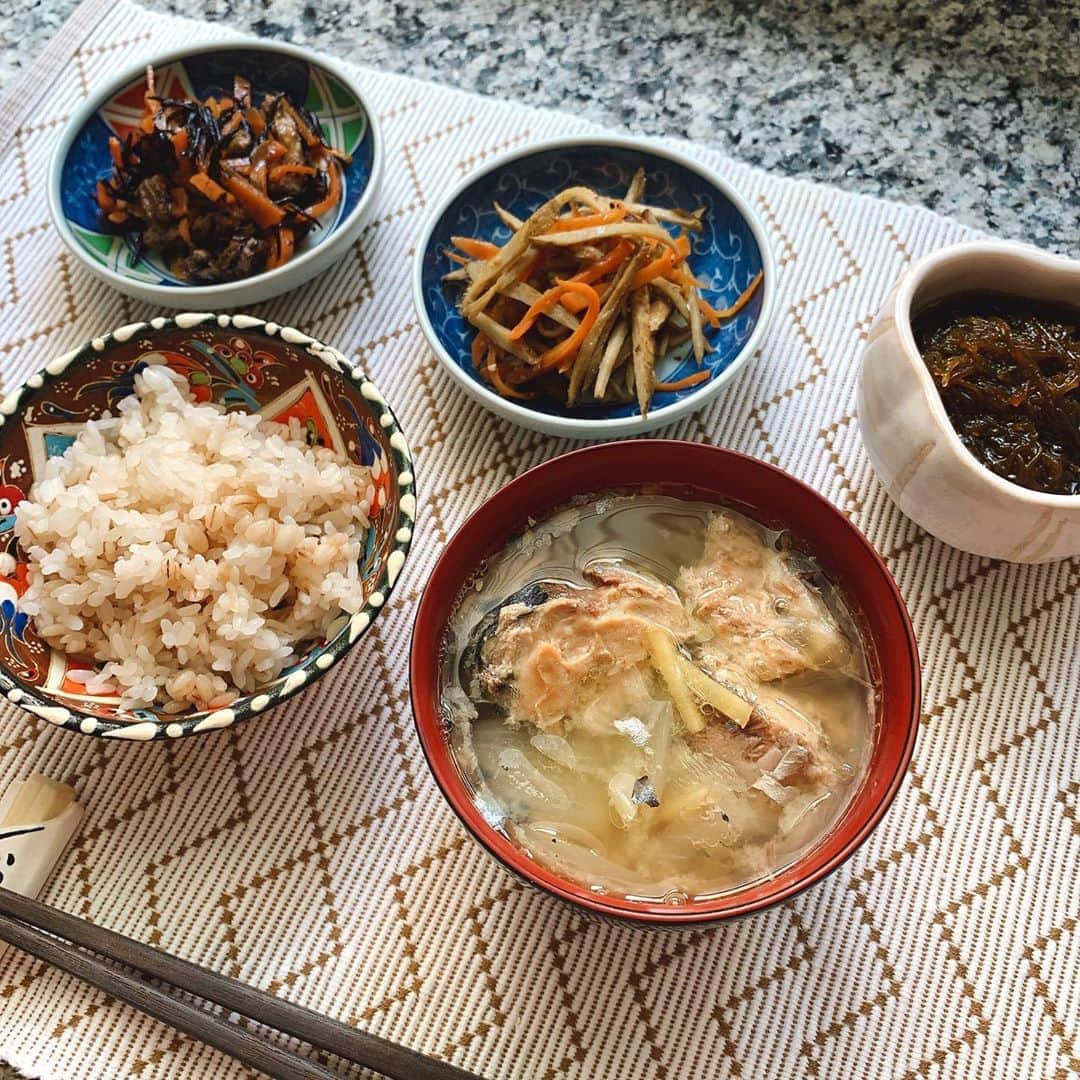 多岐川華子さんのインスタグラム写真 - (多岐川華子Instagram)「和食を作る時は一汁三菜を意識することが多いのですが、今日は主菜になるものがなかったので鯖缶をお味噌汁に入れてみました☺️ . 鯖缶は常備してある事が多くて やる気ない、時間ない、そんな時は缶のまま食べたりも。 手軽に栄養を摂れて色々使えるから助かるね😌 . 鯖缶味噌汁は、たっぷりの生姜を入れてるので 臭みもなく美味しいです。 . +ひじきの煮付け +きんぴらごぼう +もずく酢 +もち麦ご飯 +お味噌汁（鯖の水煮缶、生姜、玉ねぎ） . . #food#instafood#foodstagram#cooking#home#lunch#japan#japanesefood#おうちごはん#家ごはん#和食#和定食#鯖缶味噌汁#鯖の水煮缶#鯖缶レシピ#健康#健康ごはん#栄養#栄養ごはん#免疫力アップ#腸活#腸活ごはん#献立#はなこ飯」9月5日 11時15分 - hanako__official