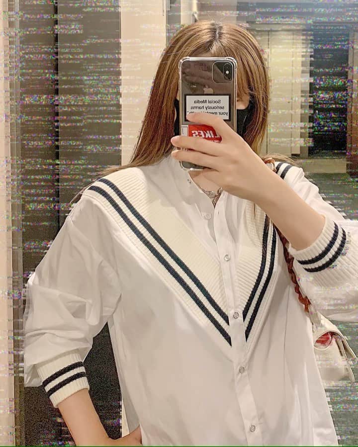 滝沢結貴のインスタグラム：「Stylist @chan_suzukichan さんがプロデュースした #アシューム のシャツ。Vラインと袖はニット素材で これからのシーズン活躍しそうです🍁🍂 秋服は、かわいいなぁ。🤤🤤🤤」