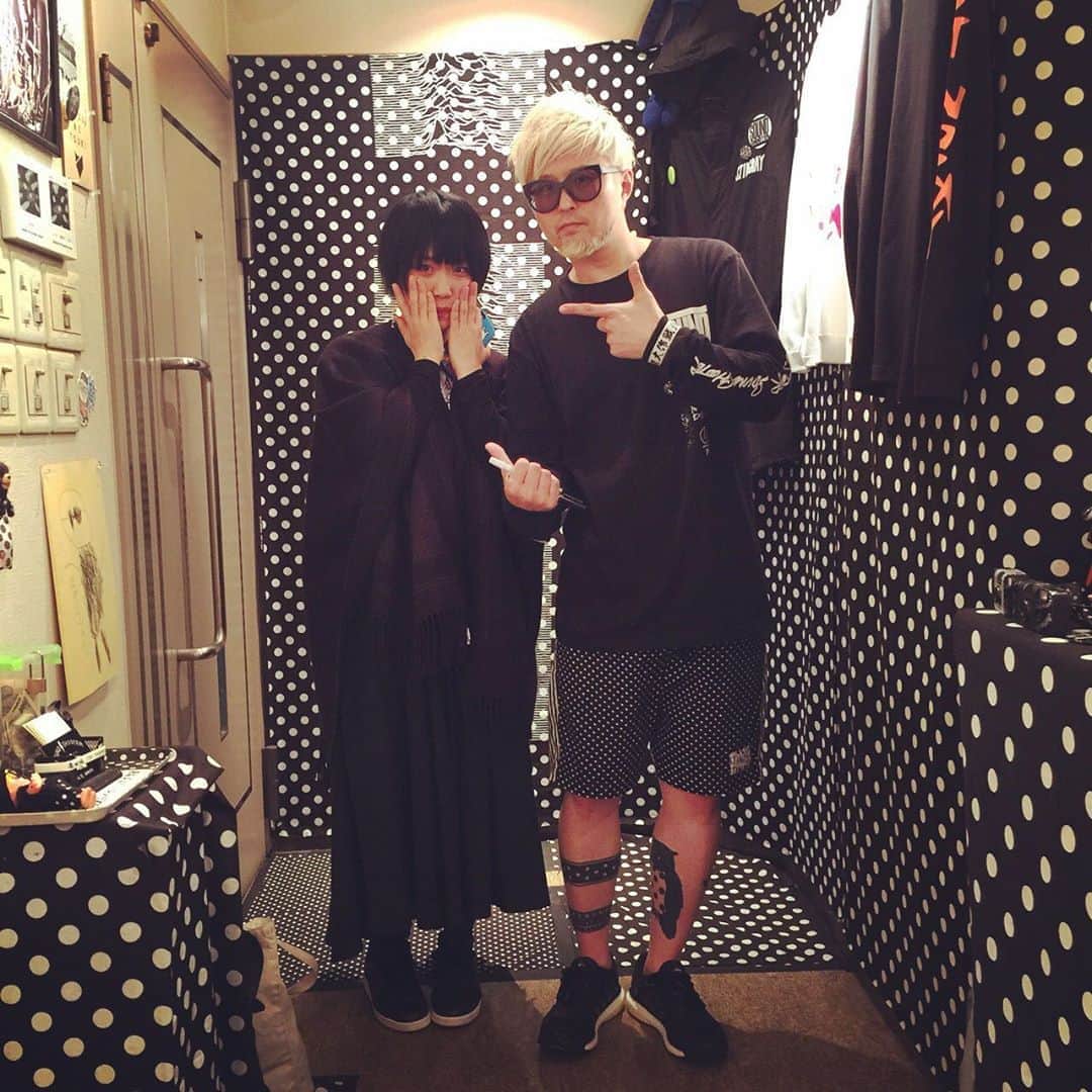 のインスタグラム：「数年前に大阪写真展にお客様として突然訪ねてくれたAyanaちゃん。 (自身が所属してたグループのインストアイベントでタワレコNU茶屋に来てた時に)数年後にSTINGRAYに加入するとは夢にも思いませんでした。  人生面白いものですな。  そんなアーちゃん(Ayanaちゃん)との2人店長DAY。故郷への凱旋。 お待ちしてます！  @stingray_ayana   #STINGRAY #大阪　　#Ayana」