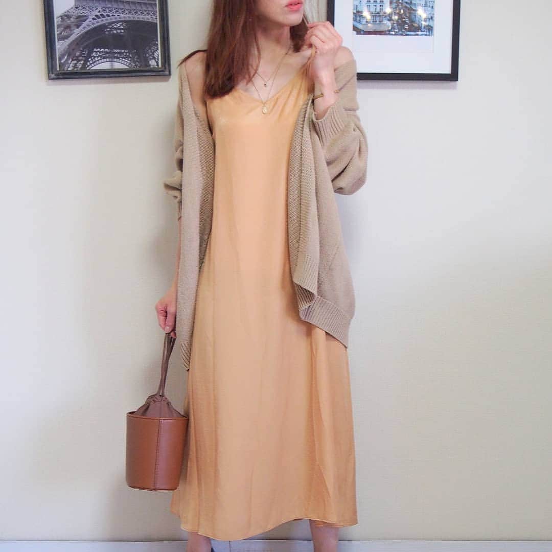 nori0620のインスタグラム：「ふらっと立ち寄ったuniqloで目に飛び込んできた #キャミソールワンピース   サテン風の光沢のある素材と優しいオレンジがとってもキレイなんです🍊  華奢なストラップがかわいいので 今は重ね着で  秋冬は上からニットを合わせても♪  残暑が厳しいのでみなさま ご自愛ください✨  #ワンピース @uniqlo #カーディガン #バッグ @gu_global  #instafashion #fashion#code #coordinate #outfit #fashiongram #ファッション #コーデ #uniqlo#ユニクロ#キャミソールワンピース#オレンジ#ママファッション #ママコーデ #プチプラコーデ #秋コーデ#locari」