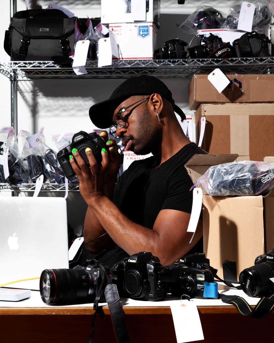 Paul Octaviousのインスタグラム：「Hey everyone 👋🏾✨  I wanted to update you on @blkarchivist !  We are currently sending out the next round of Acceptance letters for applicants who requested a camera! Your applications have brought joy, tears, and hope for future. If you haven’t heard from us yet don’t worry, as cameras come in and meet your needs we connect.  We’ve received film and digital DSLR’s donations that are on par with cameras I still currently use! We can’t wait to get these into the hands of the Black People who want to share their world and vision.  We thank all the donors and will be getting back to more camera donor emails as well.  As cameras come in, I test them to make sure applicants are getting the best donated gear possible.  If you don’t have a camera to donate and want to help donate any type of funds our Venmo is @ blackarchivist. Funds go towards shipping cameras & making sure applicants get a full kit ready to photograph.  We are still accepting applications, please share.  -Paul ✨🖤 #blackarchivist」
