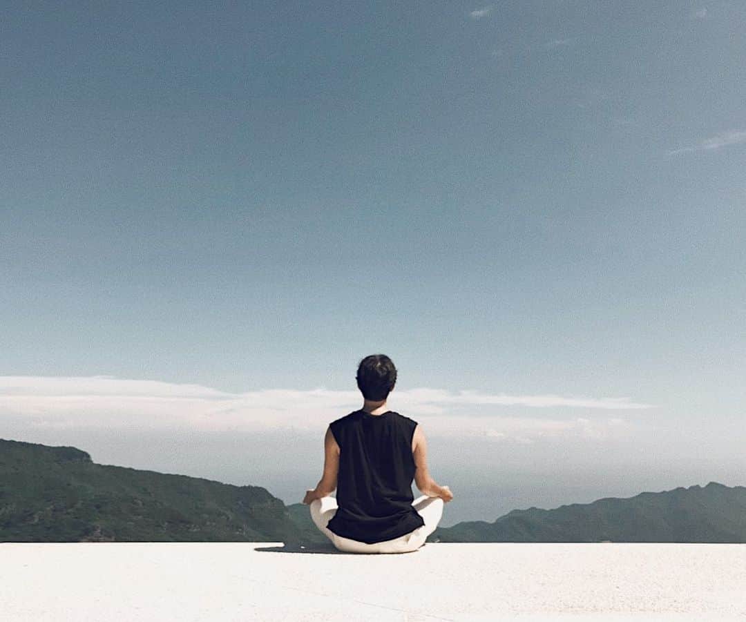 三浦大地さんのインスタグラム写真 - (三浦大地Instagram)「Meditationが当たり前の世の中になってきましたね。  正直、瞑想すると何でも解決できちゃうんですよね。  あーだこーだ言い訳や悩んだり怒ったりする人生より、とりあえず毎日瞑想してみ？  空はこんなに広いのです。  #meditation #小豆島 #寒霞渓 #大地球散歩」9月5日 11時32分 - daichi_1127