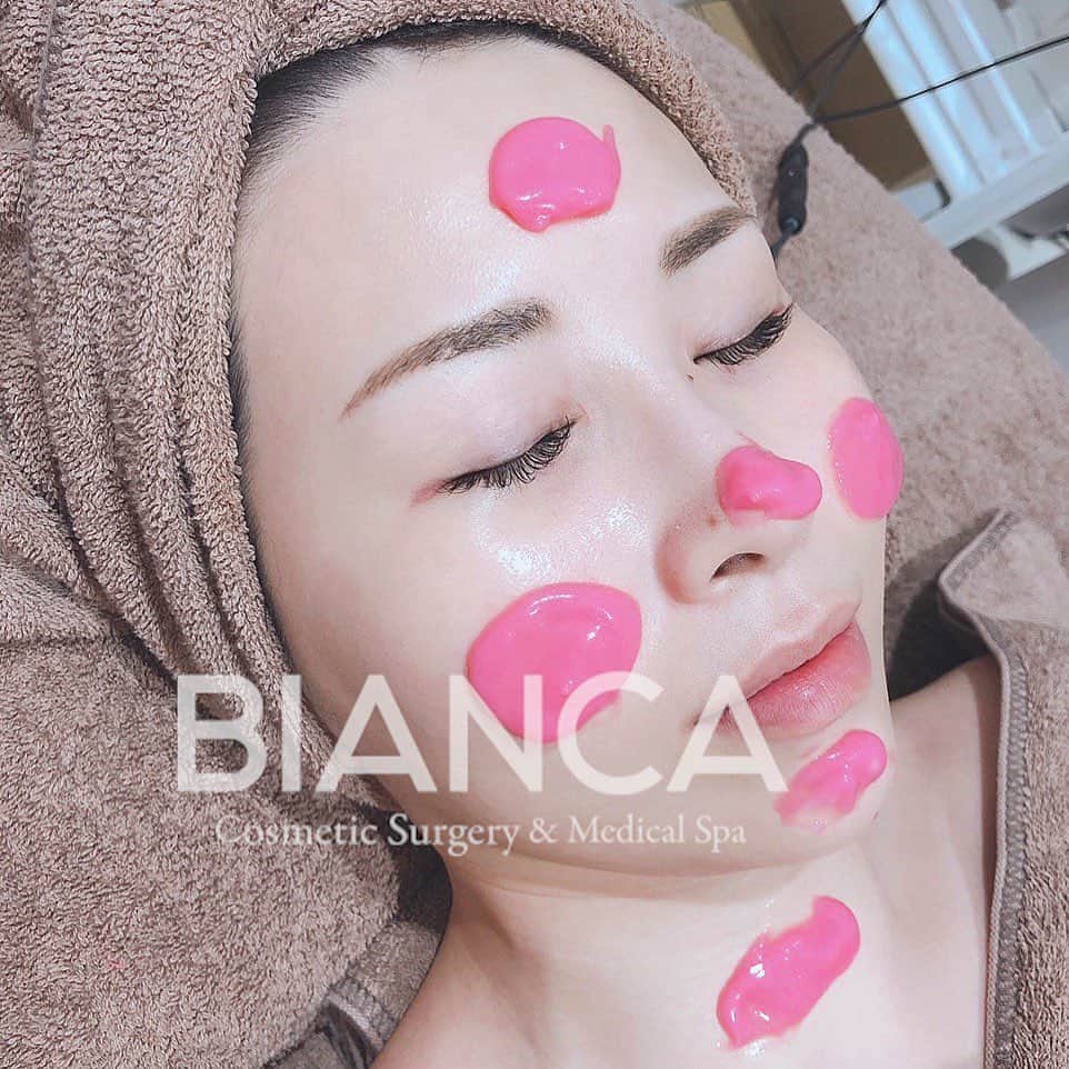 のインスタグラム：「【定期メンテナンス💆‍♀️マスト❣️】﻿ ﻿ 💖Mesona-J ThePink💖﻿ ﻿ 痛みやダウンタイムなくあらゆる有効成分を真皮まで浸透させていくエレクトロポレーション❣️﻿ ﻿ 可愛いピンク色の薬剤にはBIANCAオリジナル配合の有効成分がたっぷり💖﻿ 更に @b.by_bianca オリジナルマスクとクリームで﻿ しっとり艶々に仕上げていきます🥰﻿ ﻿ ⏩Mesona-Jとは？﻿ 特殊な電気パルスにより肌の細胞膜に隙間を作り、更に電気反発力・電気浸透力・ 物理的押力により、皮膚にダメージを与えることなく有効成分を真皮層まで導入します💫✨﻿ 施術後のダウンタイムもありませんので、施術終了後すぐにメイクをしていただけます💖﻿ ﻿ シミ・肝斑、トーンアップ、ちりめんシワ、﻿ ニキビ、赤ら顔、肌質改善、ハリ・キメ、保湿etc...あらゆるお悩みに対応可能です✨﻿ ﻿ 🌸Mesona-J ThePink/Yellow（顔、首）﻿ 💴 1回¥24,800 ﻿ 5回コース　99,200円 （20%off）﻿ 10回 コース　173,600円（30%off）﻿ ⏳治療時間: 60分﻿ 😷ダウンタイム:なし﻿ ﻿ ⚠️ご予約の際は﻿ 『Dr Yuu（辻沢）のインスタ見た』の一言をお願いします👩‍⚕️✨﻿ ﻿ 📍BIANCA CLINIC﻿ ✔︎表参道院﻿ 03-6433-5994﻿ 東京都港区南青山5-11-10  南青山511ビル 2F﻿ 診療時間 10:00〜19:00﻿ 年中無休（年末年始を除く）﻿ ﻿ 9月勤務日🎑﻿ 表参道院﻿ ↪︎1 3 6 14 16 19 21 24 27 30﻿ 銀座院﻿ ↪︎2 5 17 18 20 22 25 26﻿ ﻿ #plasticsurgery #ザピンク#美容外科 #美容皮膚科 #美容整形 #ニキビ跡ケア #美肌 #thepink #美容 #アンチエイジング  #メソナJ #メソポレーション #ピコトーニング #ピコフラクショナル #ビアンカクリニック #dryuu #肝斑 #イオン導入 #シミ治療 #dryuu美容 #エレクトロポレーション #スキンケア #美白 #biancaclinic #ビアンカクリニック #ニキビ治療 #モニター募集 #モニター募集中 #followｍe #ニキビ」