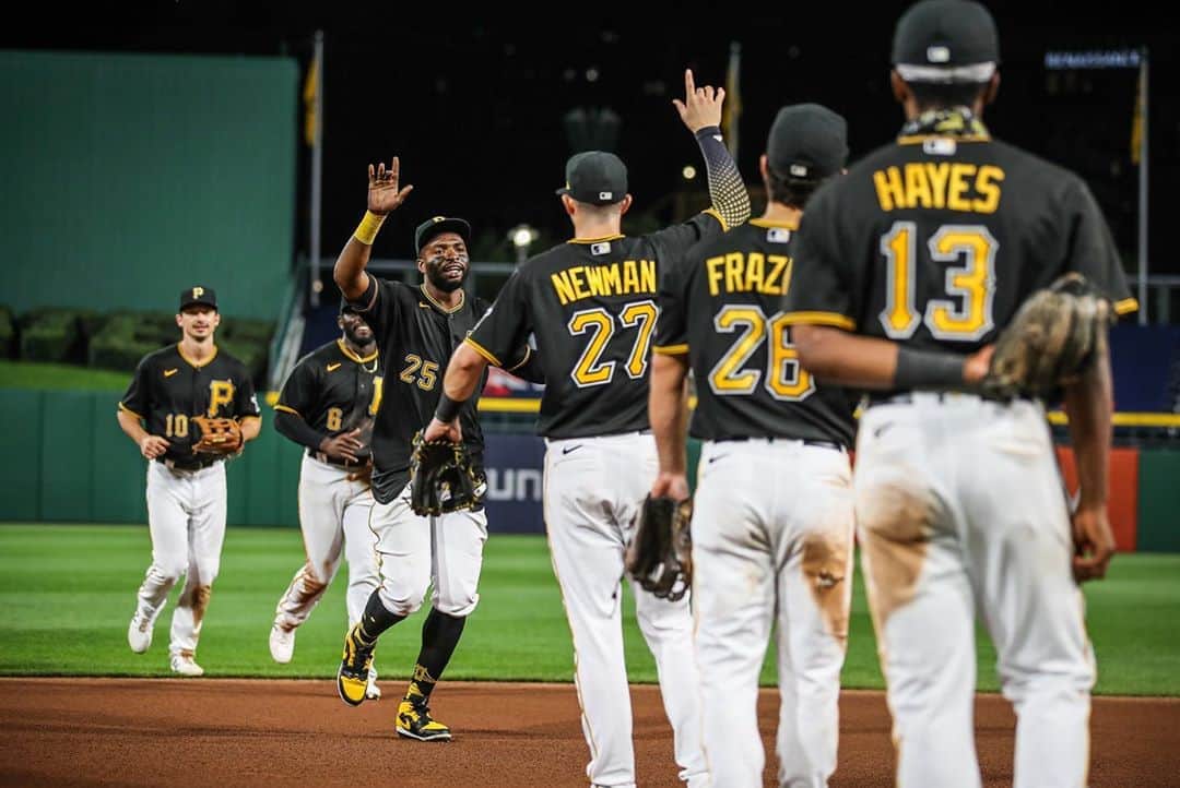 ピッツバーグ・パイレーツのインスタグラム：「Friday night fun! #RaiseIt」