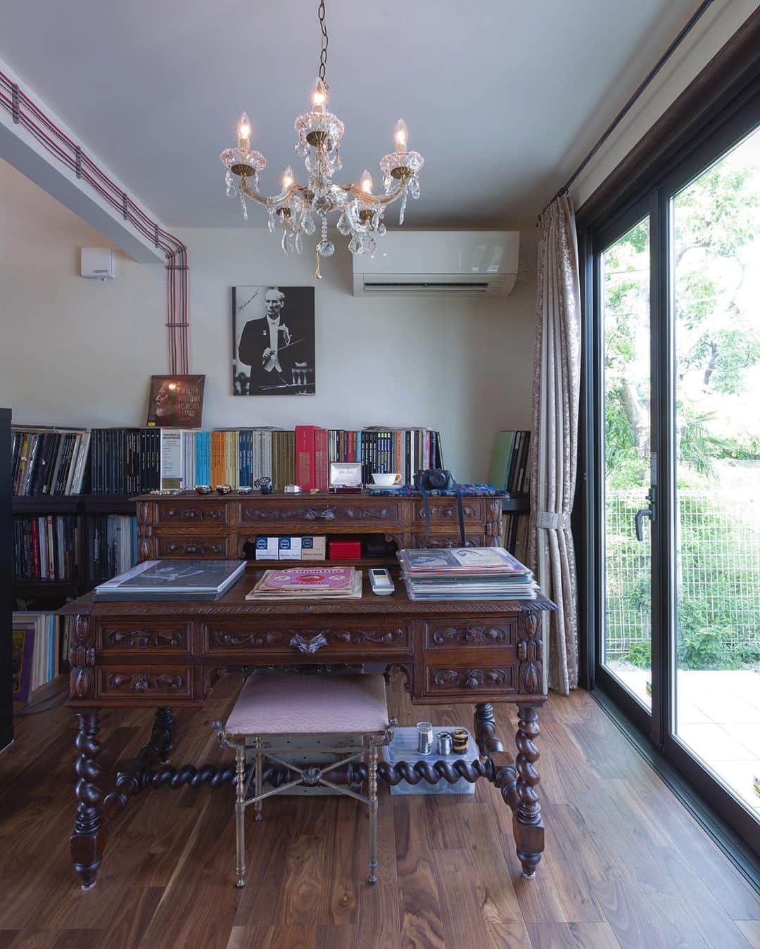 デザオ建設さんのインスタグラム写真 - (デザオ建設Instagram)「趣味がつまったアンティーク調のお部屋🎵﻿ シンプルな壁紙に黒めの床が素敵な家具を映えさせていますね😌💓﻿ お施主様の大切なコレクションも綺麗に並べられて素敵に飾られています✨﻿ ﻿ 素敵な趣味部屋作ってみてはいかがでしょうか？😊🤍﻿ ﻿ @dezao_kensetsu﻿ ﻿ ﻿ オンライン相談会もしております💻﻿ ご自宅から、家づくりのお悩みを﻿ ご相談いただけます🙌﻿ プロフィール下のリンク﻿ URLよりお気軽にお申し込みください🍀﻿ .﻿ .﻿ .﻿ #注文住宅 #マイホーム #インテリア #新築 ﻿ #リフォーム #リノベーション #家 #住宅 ﻿ #工務店 #マイホーム計画 #施工事例 #一戸建て #デザオ建設 #京都の注文住宅 #設計 #外観﻿ #アンティーク#アンティーク調 #趣味 #趣味部屋 #趣味の時間 #音楽 #レコード #シャンデレラ #家づくり#interior #house#design」9月5日 11時36分 - dezao_kensetsu