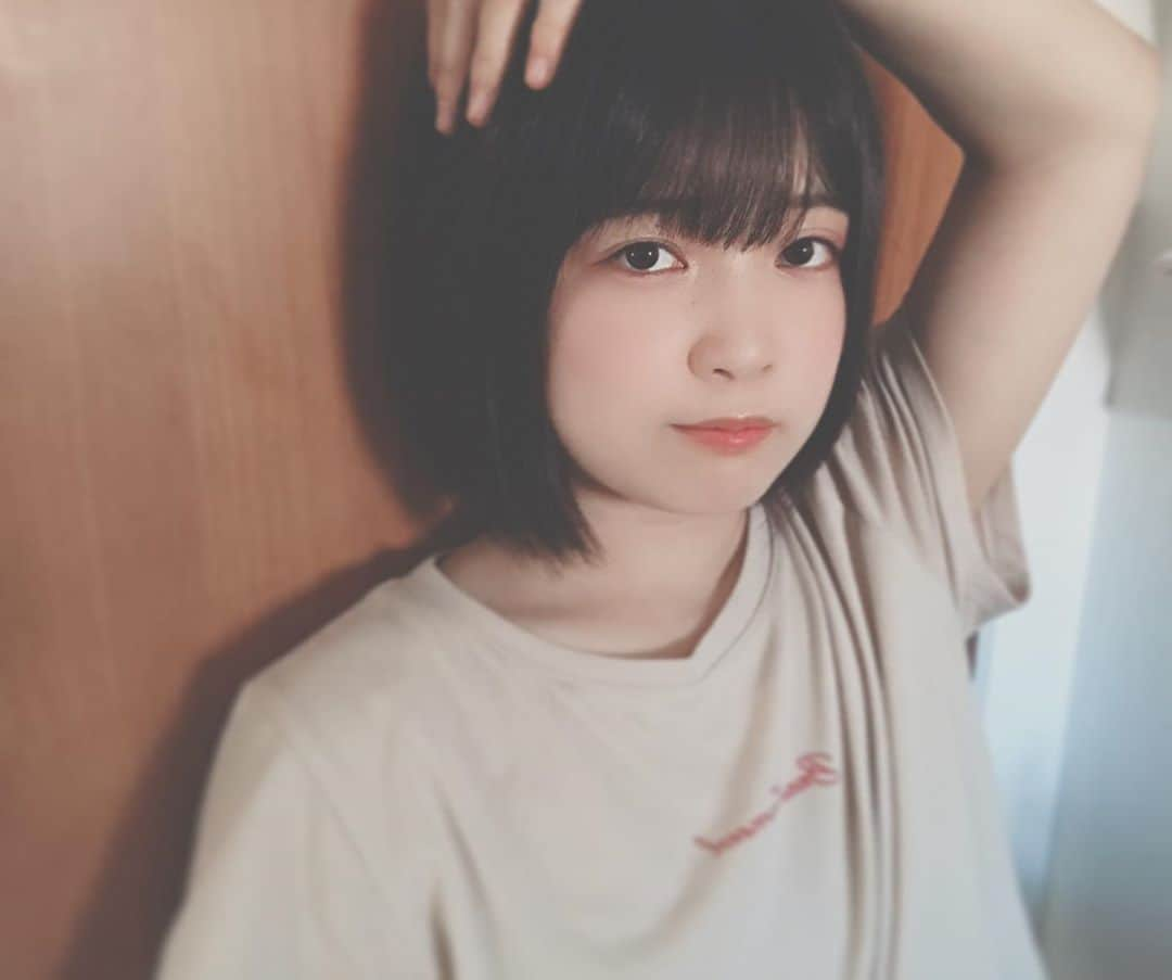 大野 一二三さんのインスタグラム写真 - (大野 一二三Instagram)「髪少し伸びた🤭  #アイドル #idol #黒髪 #tシャツコーデ  #前髪ぱっつん  #オレンジ #おうち時間  #アイドル好き #丸顔 #むちむち #わがままボディ」9月5日 11時40分 - hifumi_ohno