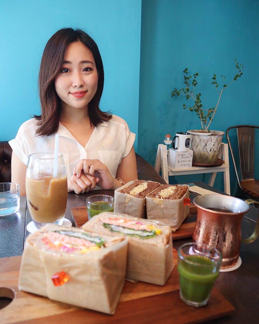 ルナさんのインスタグラム写真 - (ルナInstagram)「☕️🥪☕️🥪☕️🥪☕️🥪☕️﻿ ﻿ 📍 cafe FARO @farocaffe ﻿ ﻿ しずかちゃん( @shizukanamba )と﻿ 萌え断サンド食べてきた♥️﻿ ﻿ 店内外めちゃくちゃおしゃれ❣️﻿ 私は卵サンドにしたんだけど﻿ すっごく美味しかった♥️﻿ ﻿ ランチにサンドイッチって足りるかな？﻿ って思ってたけどボリューム満点で﻿ お腹いっぱいでした🙆‍♀️笑﻿ ﻿ ＊﻿ ＊﻿ ＊﻿ ﻿ #代々木ランチ #代々木グルメ #代々木カフェ #萌え断 #萌え断サンド #萌え断サンドイッチ #女子会 #東京女子部 #東京カフェ #東京カフェ巡り #東京カフェ部 #フォトジェニック #映えカフェ #厚切りサンド #caffeFARO #yoyogi #yoyogilunch #tokyocafe #yoyogicafe #sandwich #instafood #instacafe #runa_cafex」9月5日 11時52分 - runakumaa