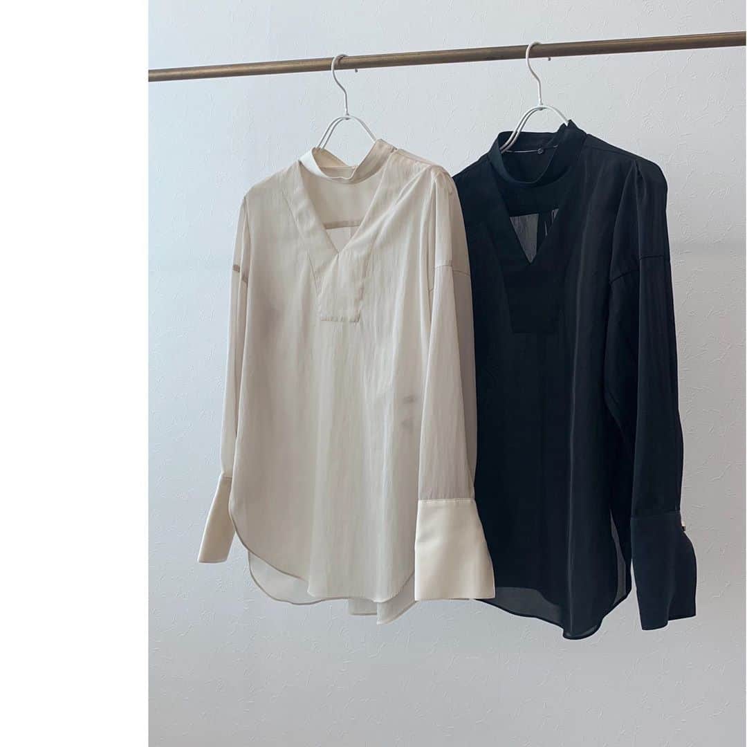 DRESSLAVEさんのインスタグラム写真 - (DRESSLAVEInstagram)「NEW BLOUSE !!! ✔︎ nylon twill choker blouse  取り外し可能なチョーカー付きVネックブラウス。 長めのカフスでハンサムな雰囲気をプラス。 適度なツヤとシアー感が旬な雰囲気に。 コンパクトなシルエットで通勤からデイリーにもおすすめの一枚です。   #dresslave #ドレスレイブ  #2020aw #blouse」9月5日 11時45分 - dresslaveofficial