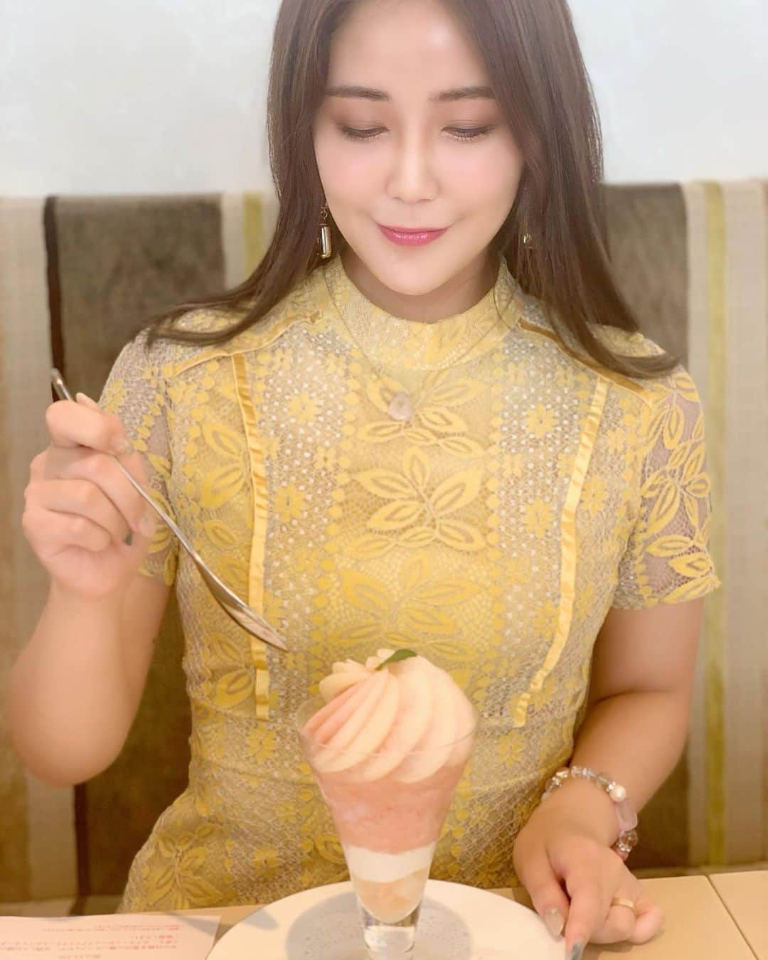 のインスタグラム：「この日のワンピースとイヤリングは﻿ andyoudressingroom @andyoudressingroom でレンタルしたものだよ🌻﻿ ﻿ わたしはブルベサマーなので、﻿ イエローはパーソナルカラー的には顔映え悪いカラー😣﻿ 購入となると慎重になっちゃうカラーも、﻿ レンタルドレスなら挑戦できちゃう💕💕﻿ ﻿ パーソナルカラー・スプリングさんは絶対似合うからオススメ🌻♡﻿ ﻿ ﻿ andyoudressingroomは他にも素敵なレースのワンピースが沢山♬﻿ 他にも着たいワンピースがいっぱいで、選ぶ時間も楽しいの💋﻿ ﻿ ﻿ #andyoudressingroom﻿ #レンタルドレス#アンドユー﻿ #ドレス#レンタル﻿ #レースワンピース#レースドレス﻿ #お呼ばれワンピ#イエローワンピ﻿ #大人可愛い#ドレスアップ﻿ #カラードレス#ドレスコード﻿ #女子会#ひまわりワンピ﻿ #夏コーデ#ビジューアクセ﻿ #和光ティーサロン#WAKO﻿ #銀座和光#和光パフェ﻿ #桃パフェ#桃#桃のパフェ﻿ #銀座カフェ#銀座パフェ#桃スイーツ」