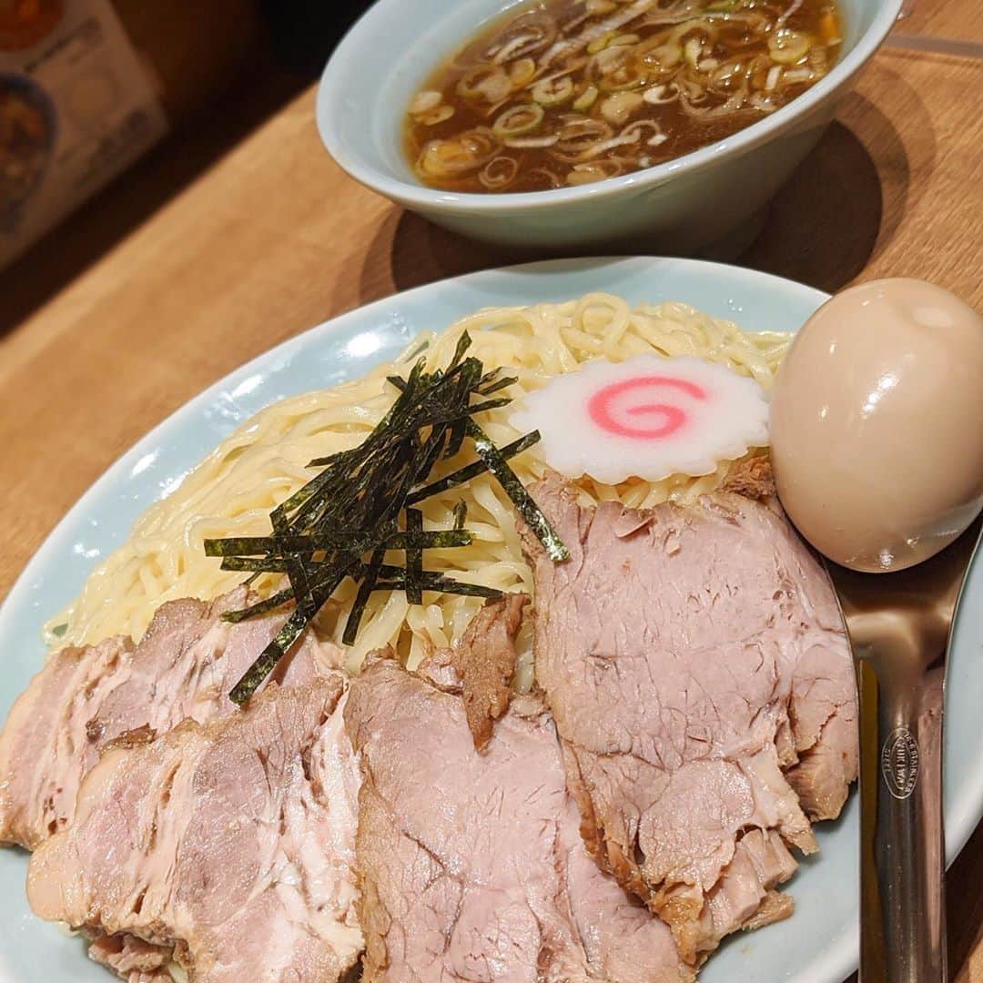 大見さなえさんのインスタグラム写真 - (大見さなえInstagram)「9月11日グランドオープン🎊﻿ 原宿『Noodle Stand Tokyo』﻿ ﻿ 飲食店が集まる新しい商業施設﻿ JINGUMAE COMICHIに﻿ ヌースタさんが登場🥺💓﻿ プレオープンにさっそく行ってきました！！﻿ ﻿ 【TOKYO肉中華そば】1,280円﻿ 麺は浅草開花楼さんの中太平打ち縮れ麺🍜﻿ チャーシューは分厚くほろほろ崩れる柔らかさ🤤💓﻿ スープは豚骨鶏ガラの清湯スープで﻿ 昔ながらの味わいがあり落ち着く(*´꒳`*)﻿ ﻿ 【TOKYO肉もり中華(冷)】1,280円もさっぱりして﻿ まだ続く暑い日に食べたい一皿😋✨﻿ ﻿ ヌースタさんは西巻夫婦と﻿ 店員さんは女性が多く温かい雰囲気☺️🌻﻿ ﻿ ラーメン目当てに食べに行ったり﻿ 商業施設内で食べ歩いて〆のラーメンにも利用したいお店🙆‍♀️﻿ ﻿ ーーーーーーーーーーーーーーー﻿ ﻿ NoodleStandTokyo﻿ 渋谷区神宮前1-23-26神宮前COMICHI2階﻿ 原宿駅竹下口より徒歩3分﻿ ﻿ #noodlestandtokyo #ヌースタ #移転オープン﻿ #浅草開化楼 #ラーメン #拉麺 #麺スタグラム﻿」9月5日 12時00分 - tabe_megumi