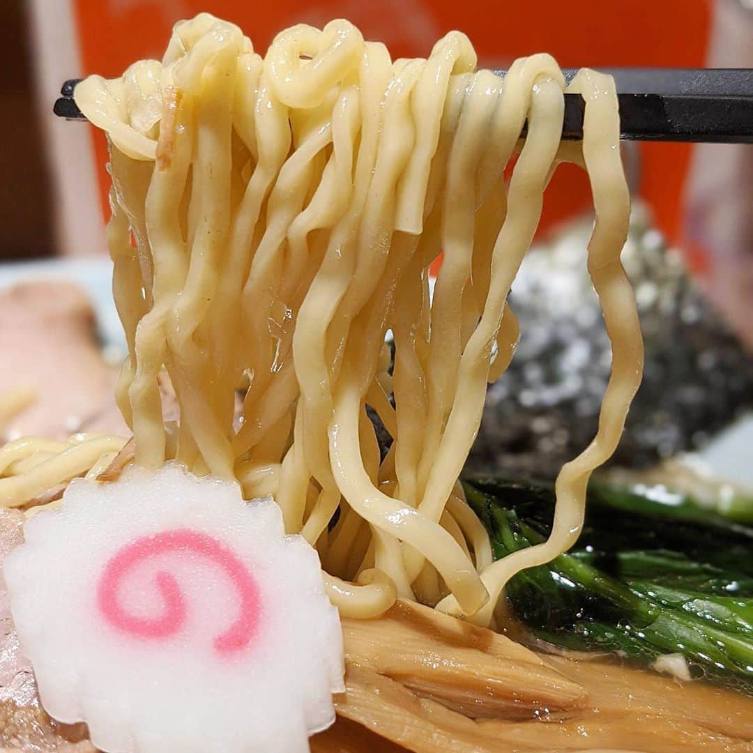 大見さなえさんのインスタグラム写真 - (大見さなえInstagram)「9月11日グランドオープン🎊﻿ 原宿『Noodle Stand Tokyo』﻿ ﻿ 飲食店が集まる新しい商業施設﻿ JINGUMAE COMICHIに﻿ ヌースタさんが登場🥺💓﻿ プレオープンにさっそく行ってきました！！﻿ ﻿ 【TOKYO肉中華そば】1,280円﻿ 麺は浅草開花楼さんの中太平打ち縮れ麺🍜﻿ チャーシューは分厚くほろほろ崩れる柔らかさ🤤💓﻿ スープは豚骨鶏ガラの清湯スープで﻿ 昔ながらの味わいがあり落ち着く(*´꒳`*)﻿ ﻿ 【TOKYO肉もり中華(冷)】1,280円もさっぱりして﻿ まだ続く暑い日に食べたい一皿😋✨﻿ ﻿ ヌースタさんは西巻夫婦と﻿ 店員さんは女性が多く温かい雰囲気☺️🌻﻿ ﻿ ラーメン目当てに食べに行ったり﻿ 商業施設内で食べ歩いて〆のラーメンにも利用したいお店🙆‍♀️﻿ ﻿ ーーーーーーーーーーーーーーー﻿ ﻿ NoodleStandTokyo﻿ 渋谷区神宮前1-23-26神宮前COMICHI2階﻿ 原宿駅竹下口より徒歩3分﻿ ﻿ #noodlestandtokyo #ヌースタ #移転オープン﻿ #浅草開化楼 #ラーメン #拉麺 #麺スタグラム﻿」9月5日 12時00分 - tabe_megumi