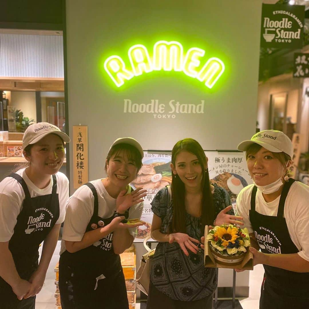 大見さなえさんのインスタグラム写真 - (大見さなえInstagram)「9月11日グランドオープン🎊﻿ 原宿『Noodle Stand Tokyo』﻿ ﻿ 飲食店が集まる新しい商業施設﻿ JINGUMAE COMICHIに﻿ ヌースタさんが登場🥺💓﻿ プレオープンにさっそく行ってきました！！﻿ ﻿ 【TOKYO肉中華そば】1,280円﻿ 麺は浅草開花楼さんの中太平打ち縮れ麺🍜﻿ チャーシューは分厚くほろほろ崩れる柔らかさ🤤💓﻿ スープは豚骨鶏ガラの清湯スープで﻿ 昔ながらの味わいがあり落ち着く(*´꒳`*)﻿ ﻿ 【TOKYO肉もり中華(冷)】1,280円もさっぱりして﻿ まだ続く暑い日に食べたい一皿😋✨﻿ ﻿ ヌースタさんは西巻夫婦と﻿ 店員さんは女性が多く温かい雰囲気☺️🌻﻿ ﻿ ラーメン目当てに食べに行ったり﻿ 商業施設内で食べ歩いて〆のラーメンにも利用したいお店🙆‍♀️﻿ ﻿ ーーーーーーーーーーーーーーー﻿ ﻿ NoodleStandTokyo﻿ 渋谷区神宮前1-23-26神宮前COMICHI2階﻿ 原宿駅竹下口より徒歩3分﻿ ﻿ #noodlestandtokyo #ヌースタ #移転オープン﻿ #浅草開化楼 #ラーメン #拉麺 #麺スタグラム﻿」9月5日 12時00分 - tabe_megumi