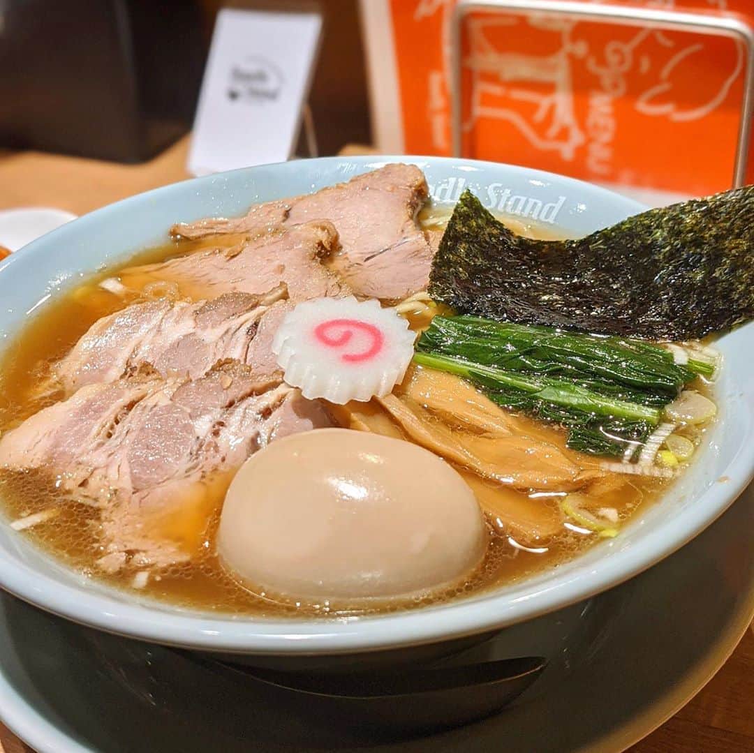 のインスタグラム：「9月11日グランドオープン🎊﻿ 原宿『Noodle Stand Tokyo』﻿ ﻿ 飲食店が集まる新しい商業施設﻿ JINGUMAE COMICHIに﻿ ヌースタさんが登場🥺💓﻿ プレオープンにさっそく行ってきました！！﻿ ﻿ 【TOKYO肉中華そば】1,280円﻿ 麺は浅草開花楼さんの中太平打ち縮れ麺🍜﻿ チャーシューは分厚くほろほろ崩れる柔らかさ🤤💓﻿ スープは豚骨鶏ガラの清湯スープで﻿ 昔ながらの味わいがあり落ち着く(*´꒳`*)﻿ ﻿ 【TOKYO肉もり中華(冷)】1,280円もさっぱりして﻿ まだ続く暑い日に食べたい一皿😋✨﻿ ﻿ ヌースタさんは西巻夫婦と﻿ 店員さんは女性が多く温かい雰囲気☺️🌻﻿ ﻿ ラーメン目当てに食べに行ったり﻿ 商業施設内で食べ歩いて〆のラーメンにも利用したいお店🙆‍♀️﻿ ﻿ ーーーーーーーーーーーーーーー﻿ ﻿ NoodleStandTokyo﻿ 渋谷区神宮前1-23-26神宮前COMICHI2階﻿ 原宿駅竹下口より徒歩3分﻿ ﻿ #noodlestandtokyo #ヌースタ #移転オープン﻿ #浅草開化楼 #ラーメン #拉麺 #麺スタグラム﻿」