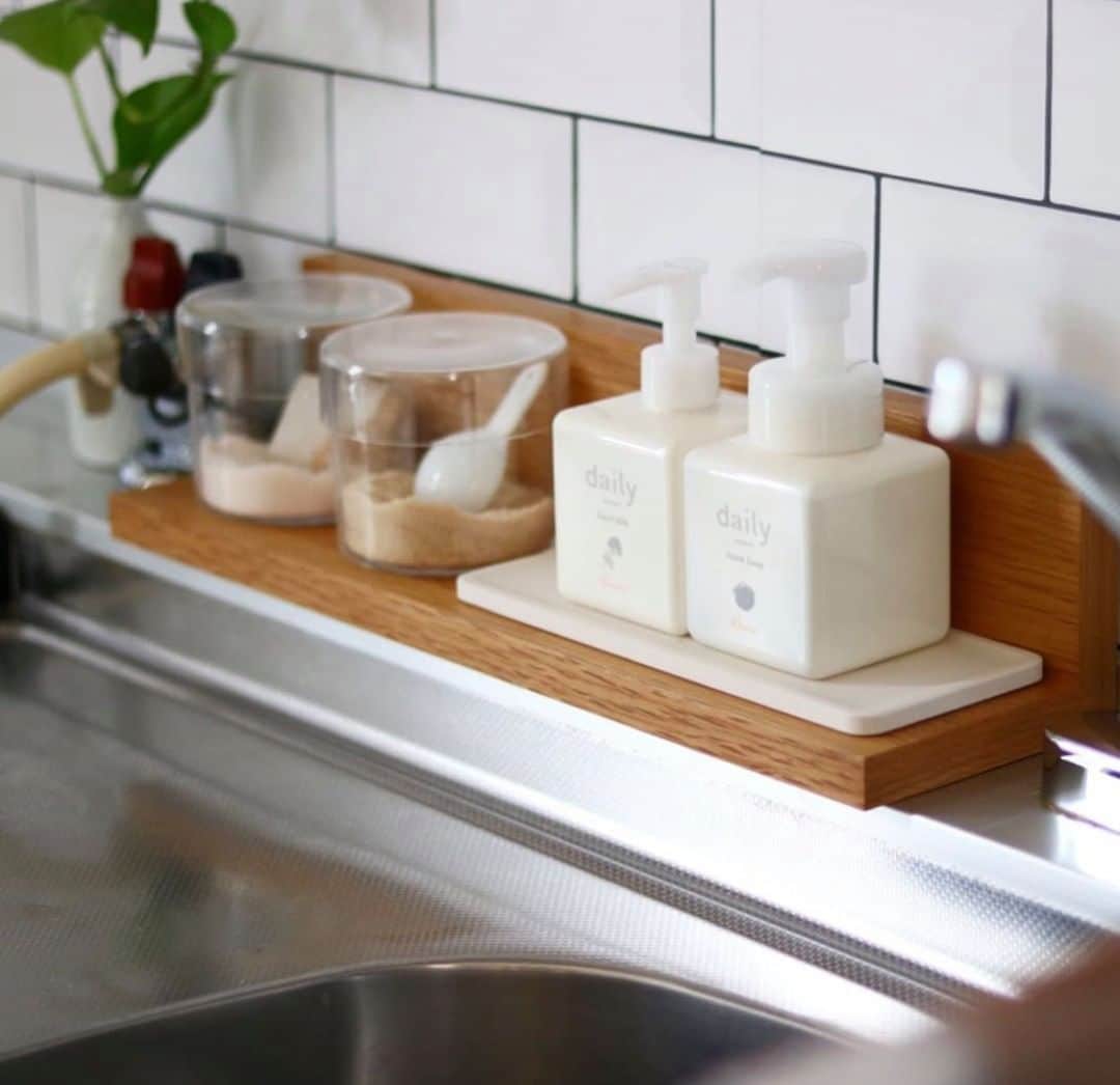 ムクリ［mukuri］さんのインスタグラム写真 - (ムクリ［mukuri］Instagram)「天然精油の優しい香りと、洗い上がりもさっぱり！dailyオリジナルハンドソープ✨  石鹸成分で汚れをしっかりと落とし、 必要な潤いを残しながらさっぱりと洗い上げます。  滑らかでクリーミーな泡が手を包み込むように洗える泡タイプと、少量で泡立ちも素早いリキッドタイプの2種類をご用意。  毎日の習慣だからこそ、 使った瞬間に少しでも癒される香りと、 合成着色料も石油由来の界面活性剤も使わない 優しい成分でつくりあげています。  ハンドミルクとのセットが価格も少しお得。 ギフトセットも大変好評です😊  ▶お買い求めは @daily_mukuri プロフィールのURL または、投稿画像をタップ！ ※Amazonでも一部商品取り扱い始めました＾＾  #ハンドソープ #handsoap #石鹸 #手洗い #キッチン #台所 #kitchen #洗面所 #インテリア #シンプルインテリア #ナチュラルインテリア #北欧インテリア #interior #マイホーム #おうち時間 #日々のこと #日々の暮らし #暮らし #日常 #暮らしを楽しむ #くらしの編集 #ムクリ #dailymukuri」9月5日 11時55分 - mukuri_official