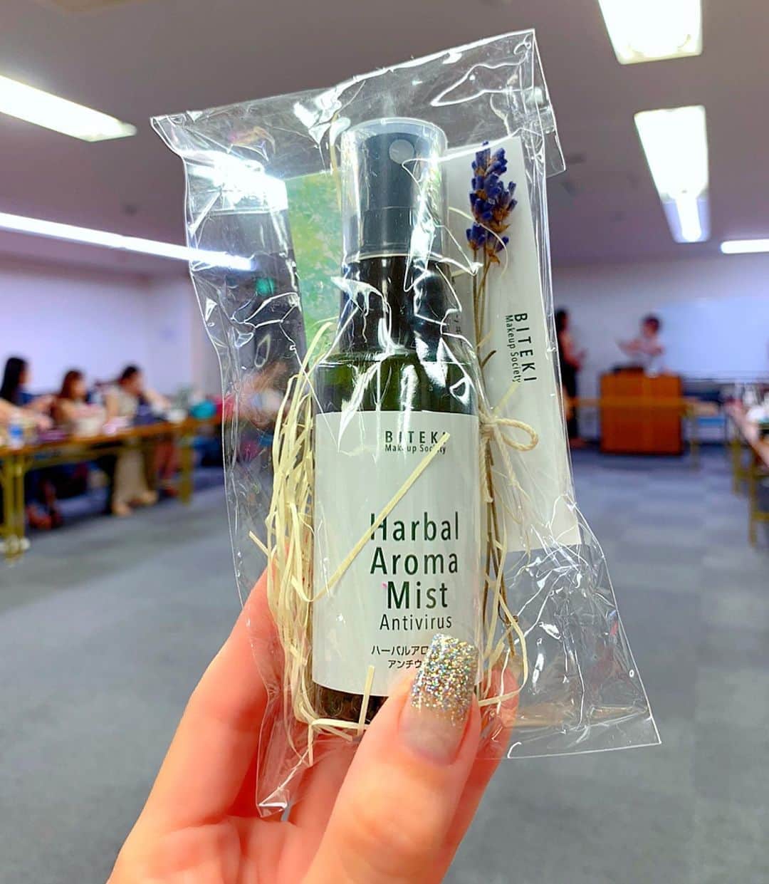 百合華さんのインスタグラム写真 - (百合華Instagram)「人生初体験なメイクレッスン💄✨  濃ゆいメイクするの大好きだからワクワク＆ドキドキ💓💓💓  近畿地区メンバーみんながより美しくなっていく艶感メイク講座はすんごく楽しかった💋  先生がファイナリストみんなにプレゼントを御用意してくださっていて、その素敵な御心遣いに先生の優しさを感じました🎁💕  大会当日もヘアセットを担当してくださりありがとうございました💖  @natura.namba @natura.chuchu @natura_shop18  #mrsmsearthjapan  #ミセスミズアースジャパン #近畿エリア #近畿大会 #株式会社ワールド #マダムエツコ #wacoms #美eautywave  #ビューティーマインド #t＿concepshon #tcb #東京中央美容外科 #東京中央美容外科梅田院 #ドクタービーバー #ビーバー先生 #美と幸せを追求 #素敵な院長 #gall_gion #東京バイオテクノロジービューティ #ドットイー #eye活 #Natura #ナトゥーラ #SAQHA #CELLSERUM」9月5日 12時06分 - yurika.lovelily