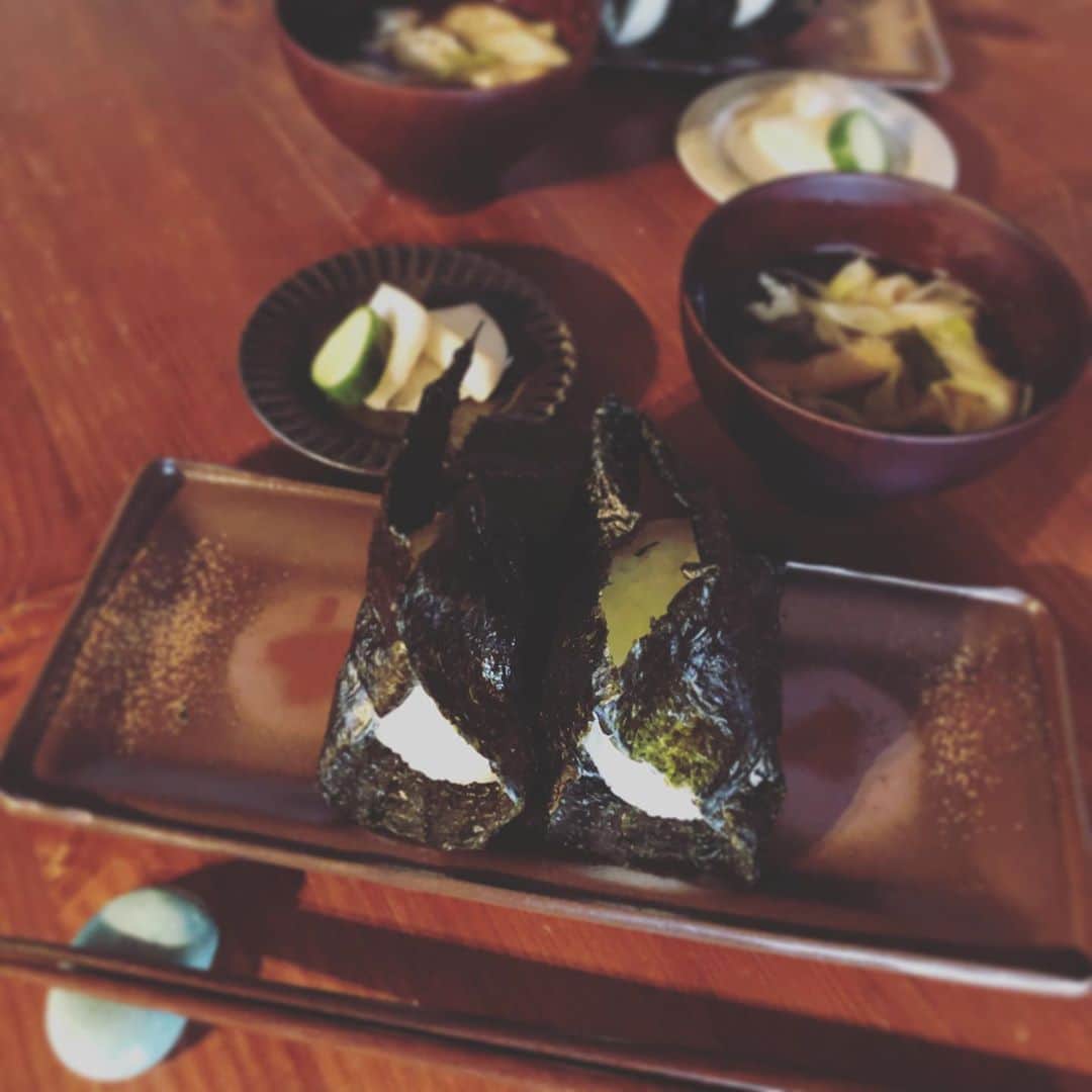 千秋さんのインスタグラム写真 - (千秋Instagram)「どうしてもおにぎりとお味噌汁を食べたくなって🍙  #一番喜ぶ」9月5日 12時18分 - chiaki77777