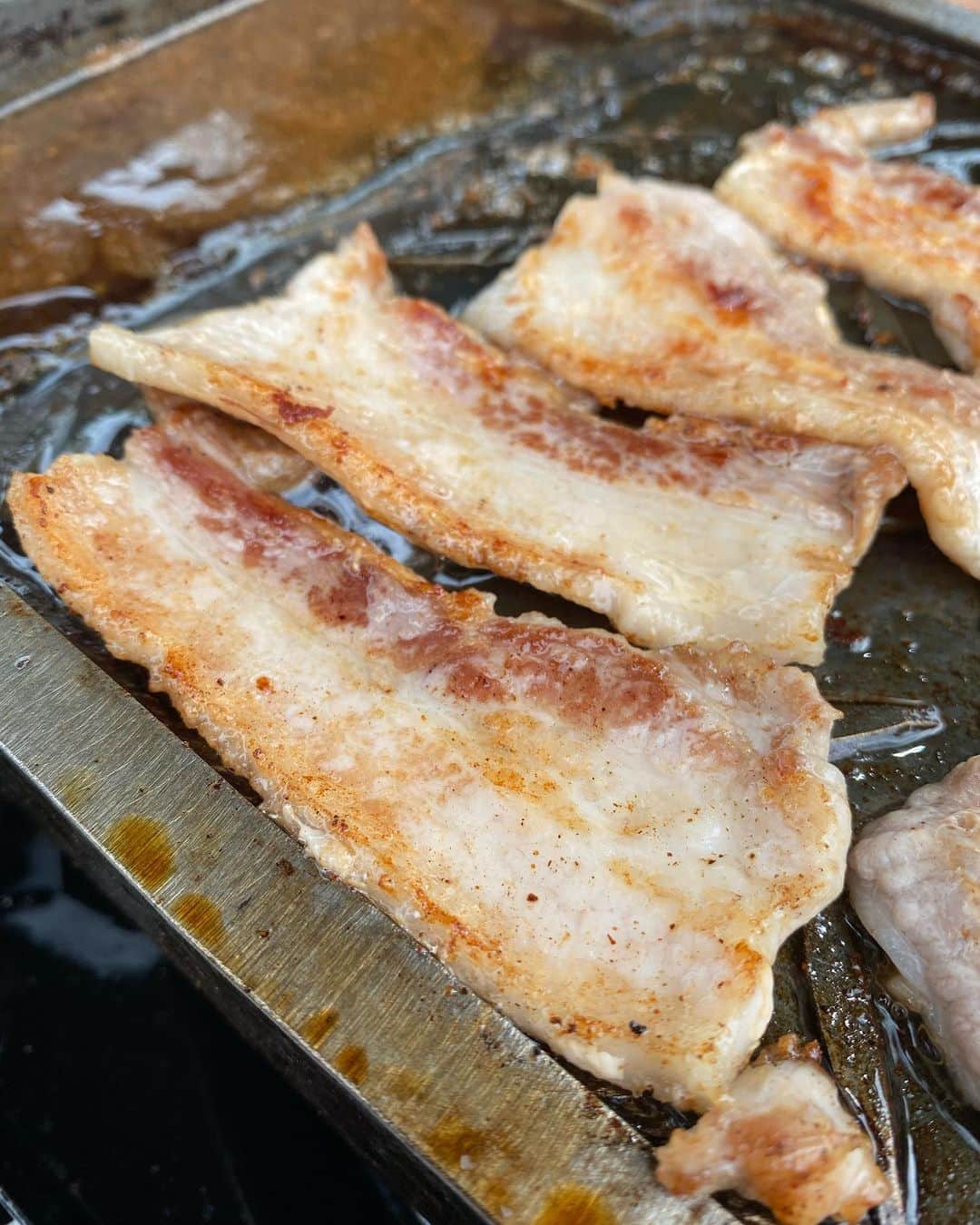 ニッチロー'さんのインスタグラム写真 - (ニッチロー'Instagram)「日本一の焼肉の街で新たな焼肉のスタイルが生まれようとしています🥩  その名を【すずり焼肉】  ・すずり形をした鉄板に豚バラ肉を弱火でじっくり焼く  ・すずりのくぼみに醤油、ホワイトペッパーとガーリックパウ  ダーを入れる  ・そこに肉から出た脂が溜まってきたら混ぜて焼けた豚バラをそのたれにつけて食べる  ・〆に焼きそばをこのタレを絡めて焼く  これはご飯とお酒が進みます！  野菜も同じように食べても美味しい！  ソロキャンプでも活躍間違いなし！  今は色々と試している段階ですがそのうちにポピュラーな焼肉になるかも！  焼肉好きの飯田人は焼肉にストイックです笑  #すずり焼肉 #焼肉 #ソロキャンプ #6ミリの鉄板 #日本一の焼肉の街  #飯田市 #飯田市グルメ #飯田焼肉 #イイグル #飯田焼肉大使 #ニッチロー' #ニックロー #ニッチ飯 #yakiniku #yakinikucity #iidacity」9月5日 12時12分 - nicchiro5.1