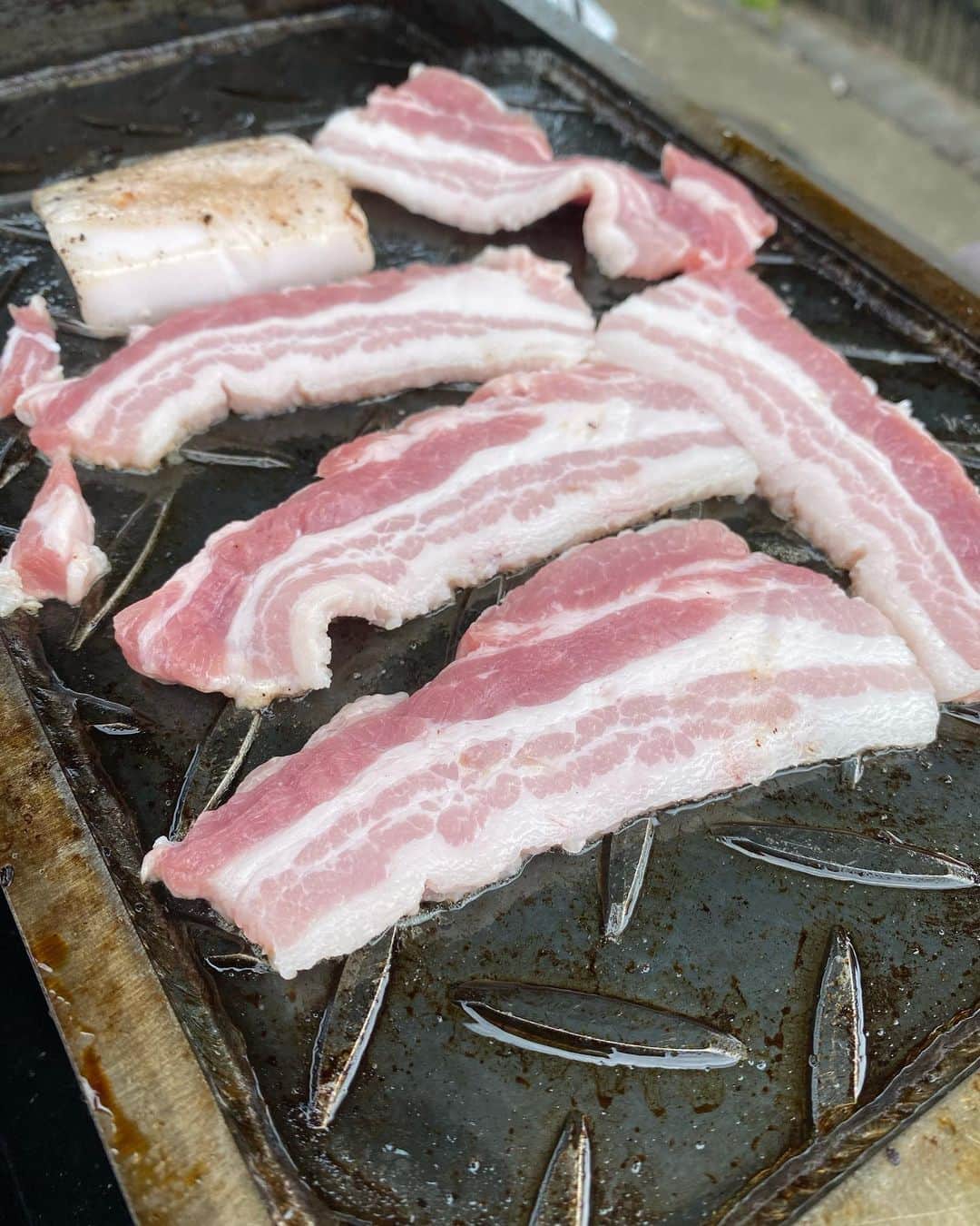 ニッチロー'さんのインスタグラム写真 - (ニッチロー'Instagram)「日本一の焼肉の街で新たな焼肉のスタイルが生まれようとしています🥩  その名を【すずり焼肉】  ・すずり形をした鉄板に豚バラ肉を弱火でじっくり焼く  ・すずりのくぼみに醤油、ホワイトペッパーとガーリックパウ  ダーを入れる  ・そこに肉から出た脂が溜まってきたら混ぜて焼けた豚バラをそのたれにつけて食べる  ・〆に焼きそばをこのタレを絡めて焼く  これはご飯とお酒が進みます！  野菜も同じように食べても美味しい！  ソロキャンプでも活躍間違いなし！  今は色々と試している段階ですがそのうちにポピュラーな焼肉になるかも！  焼肉好きの飯田人は焼肉にストイックです笑  #すずり焼肉 #焼肉 #ソロキャンプ #6ミリの鉄板 #日本一の焼肉の街  #飯田市 #飯田市グルメ #飯田焼肉 #イイグル #飯田焼肉大使 #ニッチロー' #ニックロー #ニッチ飯 #yakiniku #yakinikucity #iidacity」9月5日 12時12分 - nicchiro5.1