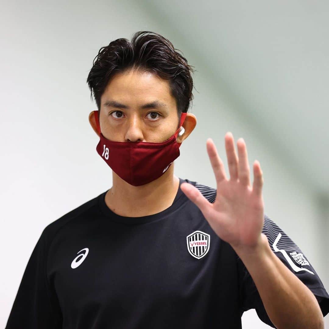 のインスタグラム：「今日良い予感がする人は下↓のコメントに👋🏼👋🏼👋🏼 Leave a 👋🏼 in the comment if you’re feeling good about today’s match!   #vissel #visselkobe #ヴィッセル #ヴィッセル神戸 #Kobe #神戸 #WeAreKobe #KobeForeverForward #一致団結 #JLeague #Jリーグ #DAZN」
