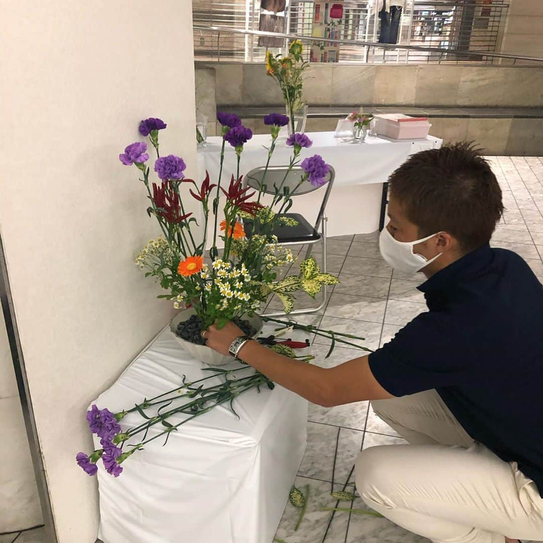 森崎浩司さんのインスタグラム写真 - (森崎浩司Instagram)「シャレオ中央広場にて、お花イベントに💐ゲスト参加させていただきました💐😊  昨年同様に生け花も先生に教えていただきながら、テーマを持ってやらせていただきました😁笑  僕の生け花を観てどう思われましたかね❓💐😁笑  お花業界の方々もコロナの影響で大変な想いをされていながら、こういう企画を考えて街を元気に明るくしたいという想い、サンフレッチェ広島とコラボしてやっていただけることに感謝感謝です💐  #sanfrecce #ムーンダスト #チームカラー #お花イベント #ひろしまはなのわ #森崎和幸 #森崎浩司」9月5日 12時19分 - koji.morisaki77