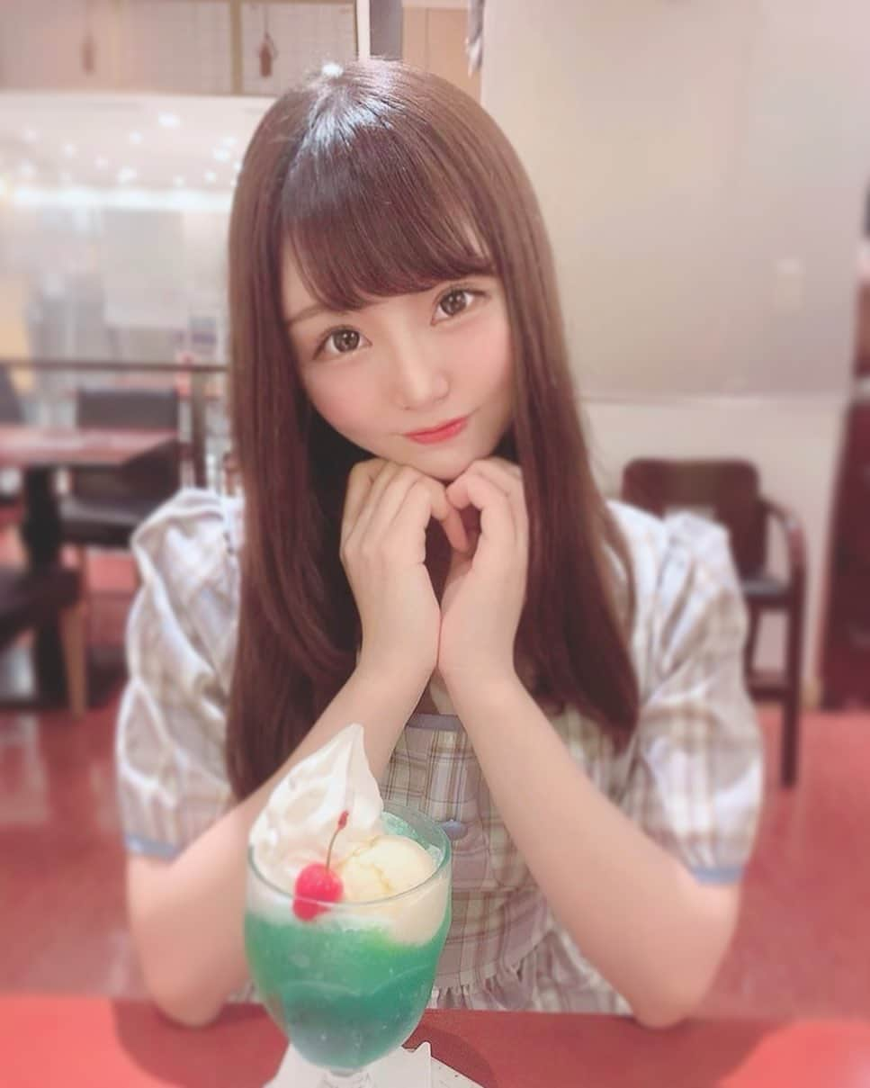 南まなさんのインスタグラム写真 - (南まなInstagram)「. . メロンソーダが好物です🍈🍒 . . . . . . . #メロンソーダ #さくらんぼ #melonsoda #selfie #内巻きワンカール #内巻き #ワンカール #髪切る前 #過去pic #自撮り #自撮り女子 #makeup #likeforlikes #followｍe #乃木坂46好きな人と繋がりたい #日向坂46好きな人と繋がりたい  #前髪 #韓国ファッション #韓国コスメ #l4l」9月5日 12時23分 - mana128__