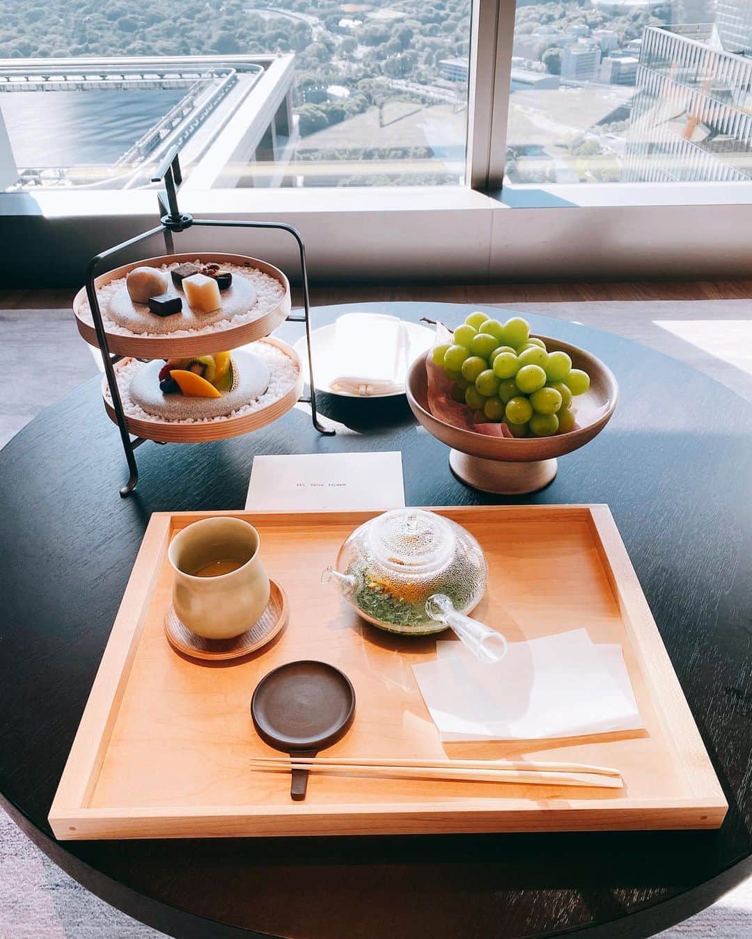 ケリーさんのインスタグラム写真 - (ケリーInstagram)「フォーシーズンズ大手町ができるのを 楽しみに待っていました❣️ ・ 今月にオープンしたフォーシーズンズ大手町に さっそく宿泊してきました☺️✨ ・ 今海外へ行けないからこそ、 都内に新しく出来たホテルに滞在して 東京を楽しんでいます☺️✨❤️ ・ 39階のロビーから見える富士山と皇居の森が 感じられる絶景の中で食べるアフタヌーンティーは 心もリラックス。 ・ 都内にはなかなか無いスポットです。 ・ インテリアが和風テイストのモダンラグジュ アリーの空間は、都会の喧騒を忘れさせる ゆっくりとした時間が楽しめます✨ ・ サービスが素晴らし過ぎてフォーシーズンズの おもてなしを一度体験したら忘れられない 思い出になります。 ￼・ @fsotemachi  ・ #fsotemachi#fourseasons#tokyo #japan#フォーシーズンズホテル大手町#東京#」9月5日 12時23分 - kellymisawa