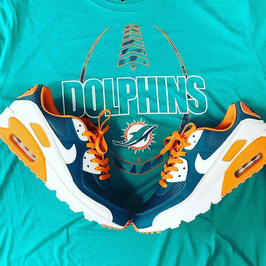 のインスタグラム：「#repost @deme923   Miami dolphins T-shirt🐬✔︎☀️  前回に引き続きな感じですが笑 BY YOU にバッチリなTシャツ購入👕  中々 @miamidolphins のアイテム…というか　@nfl のアイテムって探すの大変で西新宿にある専門店 @selection_remu に行ってきました🏈  レアスニーカーはネットでしか買えない物が多いですが基本は実物見て買物したい派です。 まぁ、レアスニーカーは買いたくてもなかなか買わせてもらえないですが…w . . この度はご購入&素敵なポストありがとうございます❤️🐬 もうすぐ開幕のNFLアパレル、新作続々と入荷中です！！  #nikebyyou#nikebyyouunlocked#airmax90id#miamidolphins#ナイキバイユー#マイアミドルフィンズ #スニーカー好き #スニーカー好きな人と繋がりたい #アメフト #アメフトが好きだ」