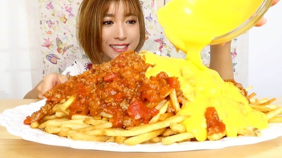 石関友梨さんのインスタグラム写真 - (石関友梨Instagram)「YouTube！ロッテリアのまんが盛りポテトを激ウマ！アレンジレシピ★  #ロッテリア #まんが盛りポテト #アレンジ #レシピ #アレンジレシピ #大食い #デカ盛り #料理 #簡単 #誰でも真似できる料理法 #手抜き料理は手抜きじゃない #時短簡単レシピ #誰でも作れるいろんな料理レシピを紹介していきたいとおもう #まずは練習でこの動画を作ってみました #主婦の味方」9月5日 12時27分 - yurimorico