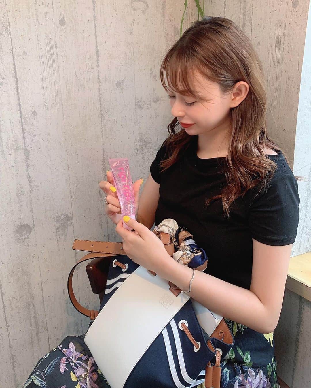のインスタグラム：「ㅤㅤㅤ  ㅤㅤㅤ  昨日の9/5から発売開始したripiripiを 早速使ってみたよ〜〜〜っっ🥰💓  綺麗にまとまって濡れ髪になった！ しかもめちゃくちゃ良い匂い🤤 パッケージもかわいいし持ち運べる 大きさやから旅行にも便利っ❤️ リピリピだけにリピしよ←笑  今ならこのリピリピが当たるかも😍！！ ■リピリピアカウントフォロー＆キャンペーン投稿にいいね！で、ヘアグロス＆ヘアクリームのセットが抽選で５０名様に当たる！！ ぜひみんなどんとん応募してみてん❤️❤️  ㅤㅤㅤ #ripiripi #リピリピ #リピリピヘアグロス  #岡島かれん #ヘアグロス #ヘアスタイリング剤 #キャンペーン #プレゼント企画 #キャンペーン開催中」
