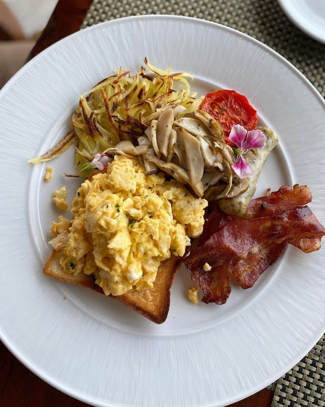 イプシー・キーラティさんのインスタグラム写真 - (イプシー・キーラティInstagram)「Breakfast is important 🤍🍳🥯🥐🥓」9月5日 12時30分 - gypsykeerati