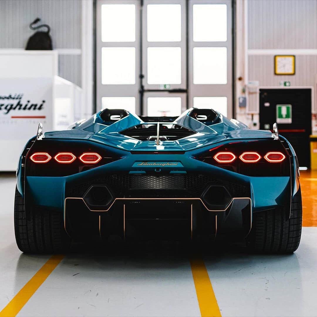 CARLiFESTYLEさんのインスタグラム写真 - (CARLiFESTYLEInstagram)「Thoughts on the 🍑 of this Lamborghini Sian Roadster? Photo via @mitjaborkert #carlifestyle #sianroadster」9月5日 12時30分 - carlifestyle
