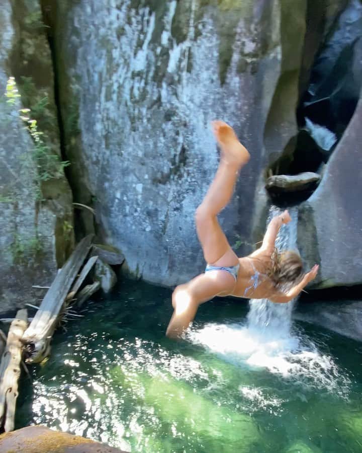 ジェイミー・アンダーソンのインスタグラム：「Forever thankful to jump into clean mountain water! 💙🙏✨」