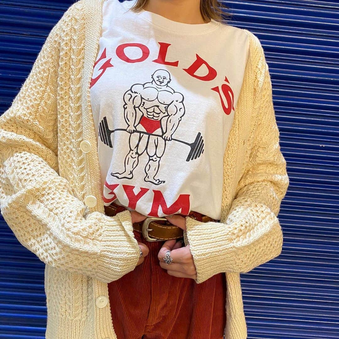 のインスタグラム：「#原宿シカゴ京都店 . 🧶Staff Coordinate🏋🏻‍♂️ ホワイトカーディガン 　¥3900+tax ホワイトTシャツ 　¥2900+tax コーデュロイパンツ 　¥3900+tax . 秋の定番の一つでもあるコーデュロイアイテム、大量展開中です😼🔥 この時期はコーデュロイパンツを半袖シャツと合わせて着るのも可愛いですね😻  その他秋物アイテム多数ございます💡 皆様のご来店お待ちしております🌹✨ .  #usedclothing#used#vintage#instafashion#fashion#ootd#harajukuchicago#kyoto#japan#instagood#カーディガン#コーデュロイ#コーデュロイパンツ#秋#秋コーデ#ストリートスナップ#古着屋#古着#京都#京都古着屋#河原町#古着女子#古着コーデ#京都古着#古着好きな人と繋がりたい#おしゃれさんと繋がりたい」