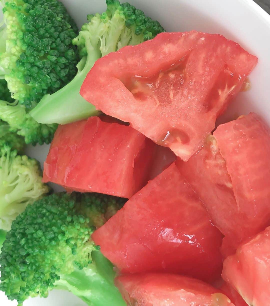 井上香織さんのインスタグラム写真 - (井上香織Instagram)「2020.9.5 ・ トマトとブロッコリーにハマっている3歳児♡🍅🥦 ・ トマトとブロッコリーは毎日食べなさい。と選手時代に言われたことあるから何か嬉しい😌 ・ #食べむらはあるけど #色んな物食べてほしい #長女 #3歳0ヶ月」9月5日 12時33分 - kaorin888