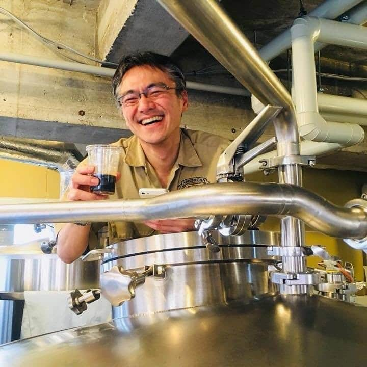 手紙社さんのインスタグラム写真 - (手紙社Instagram)「【GOOD MEETING：クラフトビール作りを仕事にする方法を聞いてみよう】 クラフトビールの分類やテイスティングなど、その楽しみ方をレクチャーしていく番組がこちら。ナビゲーターは、会社勤めをしながら醸造家になる夢を実現した和泉ブルワリー・和泉俊介さん。珍しい経歴と、ポートランド仕込みの確かな知識を持って、ビールについて惜しげも無く語ります。今回のテーマは、いよいよサラリーマンブルワーの核心に触れる、「サラリーマンをしながらビール作りを学ぶ方法」について！　ビール作りにご興味のある方はもちろん、好きなことを副業にしたい方も必見です。ゲストはよなよなエールでも知られる、ヤッホーブルーイング・森田正文さんを迎え、今日のビール「東京ブラック（ポーター）」を用意し、そのまま講義（飲み会？）に突入です！  ＜第5回 和泉ブルワリー・和泉俊介「サラリーマン兼業ブルワーによるクラフトビールの作り方・楽しみ方」開催概要＞ 日時：9月5日（土）20:00〜21:00 定員：30名 参加費：¥1,500（税込） 申込み：受付中！／本日18:00まで  ▶︎詳しくは「@tegamisha」プロフィールのハイライト「GOOD MEETING」より公式サイトへ！　 CALENDERより「9/5（土）20:00〜『サラリーマン兼業ブルワーによるクラフトビールの作り方・楽しみ方』」をチェック！  ◎GOOD MEETINGってどんな場所？ 手紙社が敬愛する作り手やお店のオーナー、書き手やパフォーマー、あらゆるジャンルの気になる方々をナビゲーターにお迎えして、Zoom上で講座やワークショップ、部活動的な集い、暮らしにまつわる情報交換を行う場です。  #手紙社#手紙舎#tegamisha#GOODMEETING#グッドミーティング#zoom#zoomレッスン#zoom講座#オンライン講座#オンラインイベント﻿#オンライン﻿#オンライン配信#オンライン開催#オンラインレッスン#リモート#和泉ブルワリー#beercellartokyo#副業#クラフトビール#ヤッホーブルーイング」9月5日 12時43分 - tegamisha