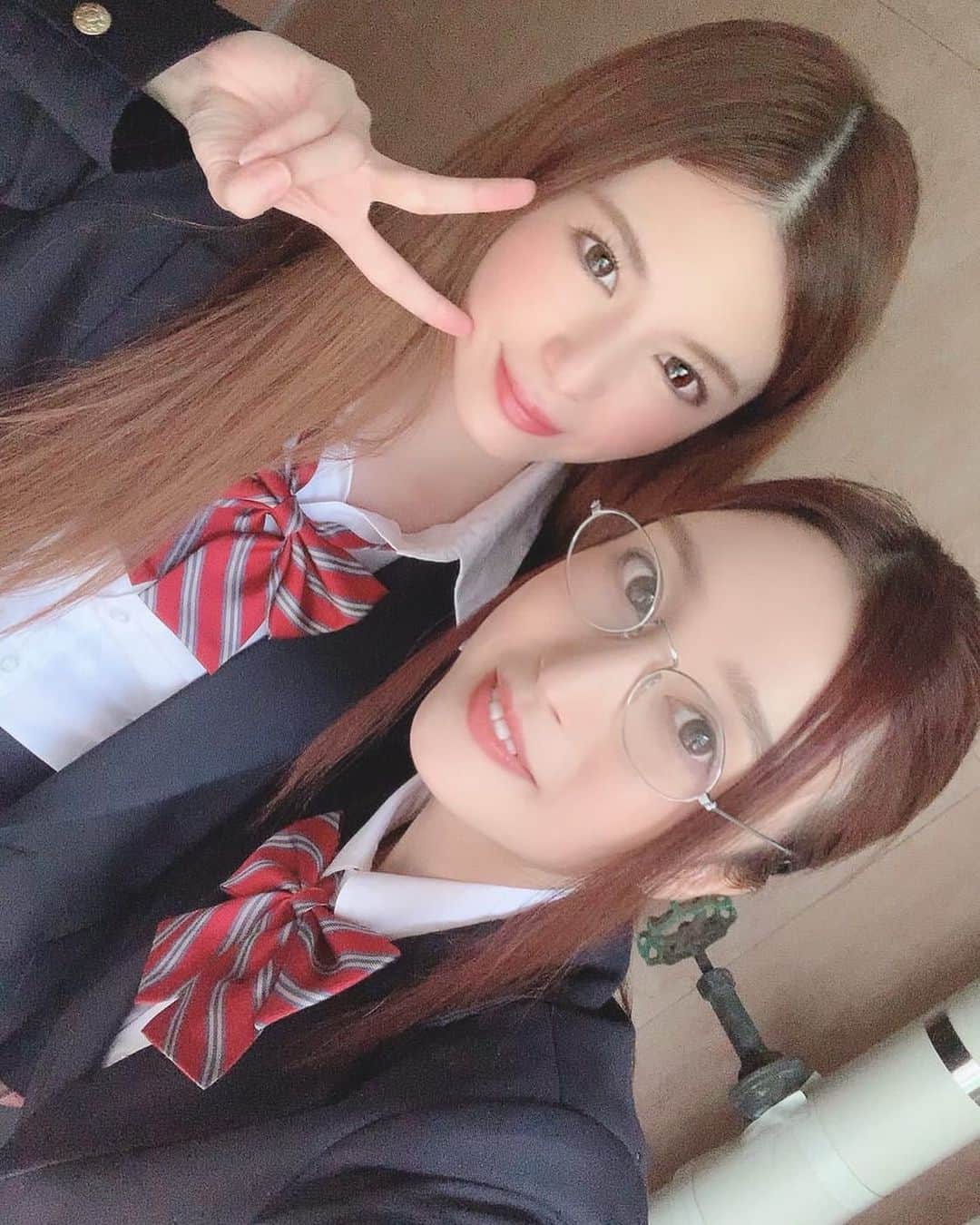栗林里莉のインスタグラム：「♡ ピンク映画の撮影でした🎬 こっちゃんと初共演😊🎶 2人共1シーンだけ女子高生になりましたw 公開楽しみにしてて下さいね💓  The movie shoot with iorikogawa(@kogawaiori )  #ピンク映画 #movie #shoot #女子高生 #scoolgirls #古川いおり #iorikogawa #栗林里莉 #ririkuribayashi #japanese」