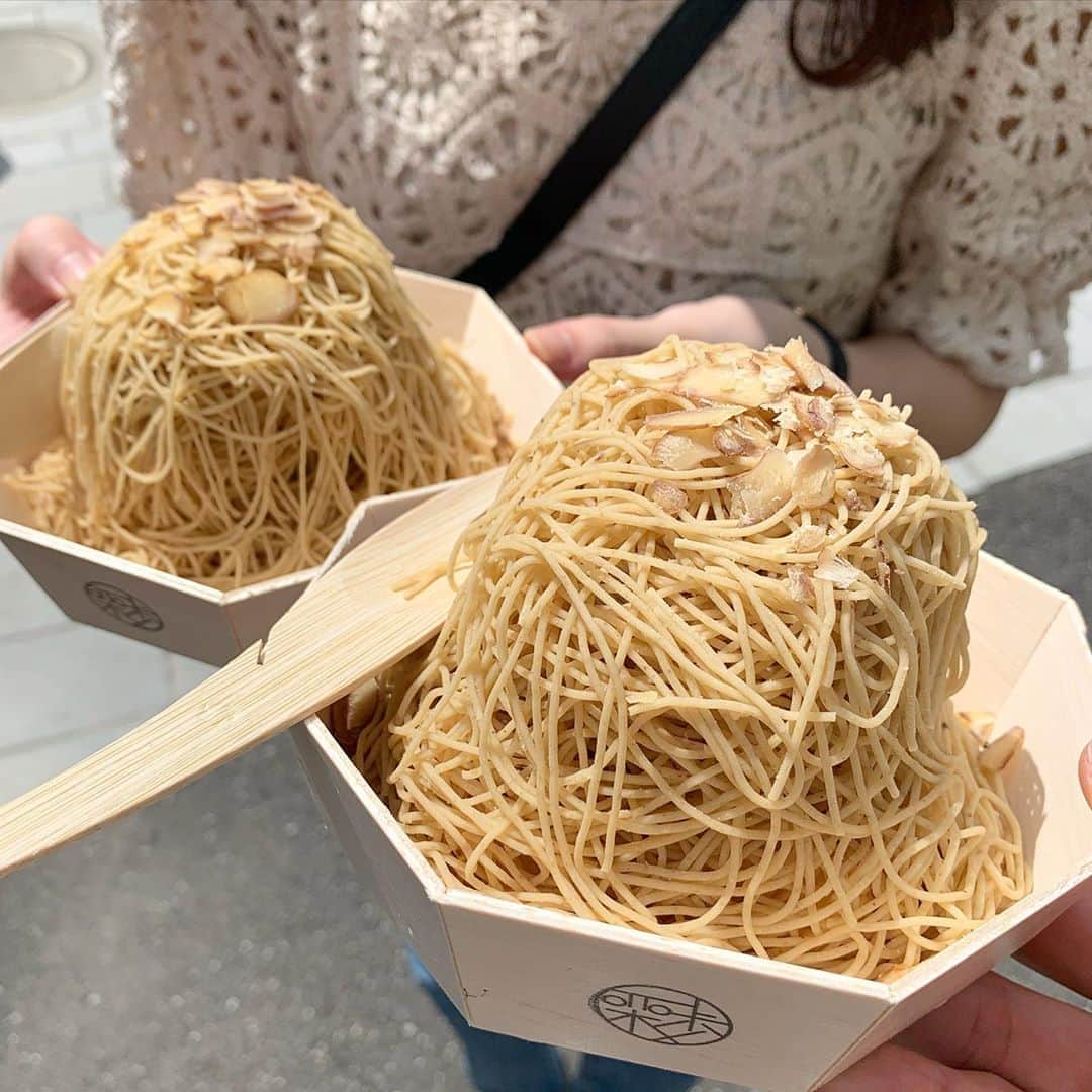 のインスタグラム：「【原宿　栗歩】 絶品モンブランの食べられるお店🐒 ㅤㅤㅤㅤㅤㅤㅤㅤㅤㅤㅤㅤㅤ 🏠#原宿　#栗歩 🚶‍♂️原宿駅徒歩8分 明治神宮前駅徒歩6分 📖国産和栗のモンブランジェラート(¥1100+tax)×2 ㅤㅤㅤㅤㅤㅤㅤㅤㅤㅤㅤㅤㅤ　 絶品モンブランで有名な栗歩のテイクアウト専門店。 ㅤㅤㅤㅤㅤㅤㅤㅤㅤㅤㅤㅤㅤ 中身はスポンジ、ジェラート、生クリーム！ クリを上から削ってくれる。 めちゃくちゃふわふわ サイズ感まあまあ大きめで食べ応えあり。 細やかなモンブランの食感が初めて！ 中のジェラートはほうじ茶かな？ 冷たくてうまい！ 立って食べるのは暑いから大変だけどめちゃうまいわ！  ㅤㅤㅤㅤㅤㅤㅤㅤㅤㅤㅤㅤㅤ 目の前でしぼってくれるところも見れるよ！ ㅤㅤㅤㅤㅤㅤㅤㅤㅤㅤㅤㅤㅤ 出来たばかりで土曜でもお客さんいなかったよ〜。 ムーンソウル(マカロン屋さん)の向かい側にあるよー。 ㅤㅤㅤㅤㅤㅤㅤㅤㅤㅤㅤㅤㅤ  敷地内では食べれないから歩道に出て食べるのだけ注意ね！！！  ㅤㅤㅤㅤㅤㅤㅤㅤㅤㅤㅤㅤㅤ 栗歩(KURIHO)原宿店 東京都渋谷区神宮前3-27-15 FLAG 1F 営業時間11:00〜18:00」