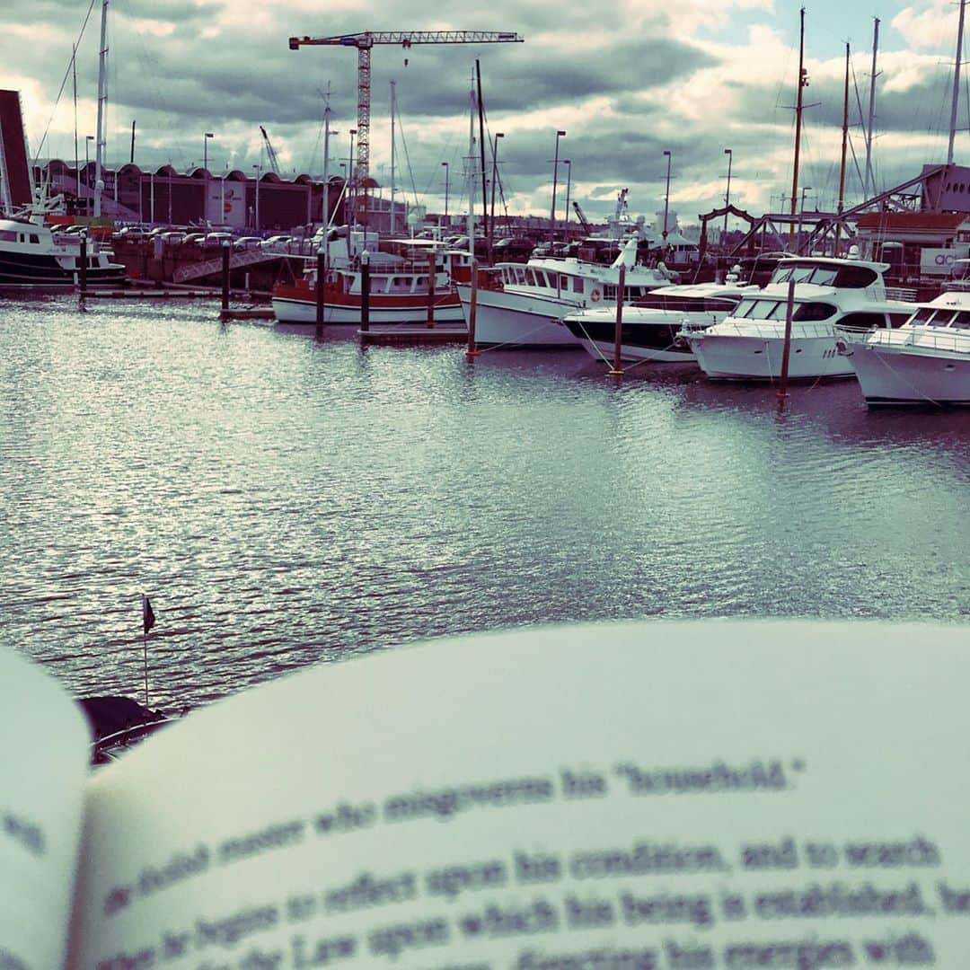 ダニア・ラミレスさんのインスタグラム写真 - (ダニア・ラミレスInstagram)「A good read by the #harbour #Daniacs #happyweekend」9月5日 12時52分 - daniajramirez