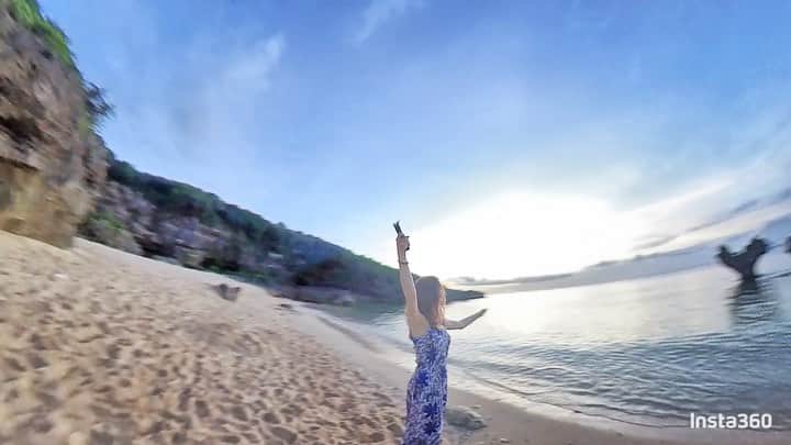 のインスタグラム：「おはよう☀  やっぱり海に行かなかった夏は私のとって夏じゃない！ 少しでも会いたかった🌊  自分にとって大事な思い出を撮っておけば、今忙しい日常に戻って動画や写真を見返したら癒されるし、もう一回あそこに行くように頑張りたい気持ちも高めてるよね。 この動画はInsta360のONE Rのアクションカメラで取った📷　 気になる方は下のリンクをチェックしてね  https://www.insta360.com/jp/mobile/  #サンセット #海 #夏 #赤 #ビーチ #綺麗 #sunset #sea #summer #beach #insta360」