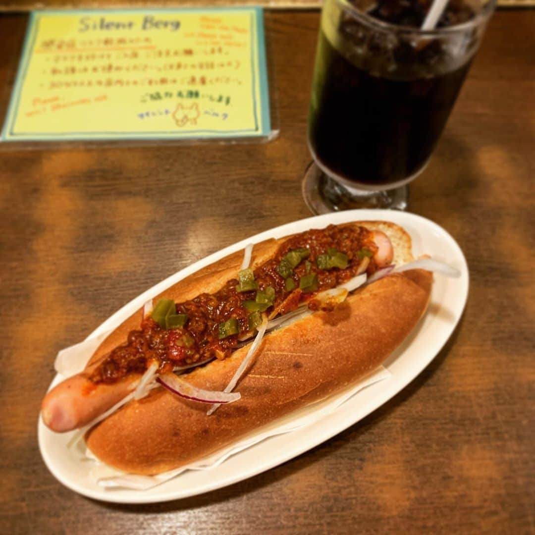渡辺祐さんのインスタグラム写真 - (渡辺祐Instagram)「新宿「ベルク」久々に #チリドッグ 。具はもちろんパンが絶妙。ホットドッグ好き。仕事中のおやつにてアイスコーヒー。しかし暑いねセプテムバー。」9月5日 12時45分 - task_watanabe