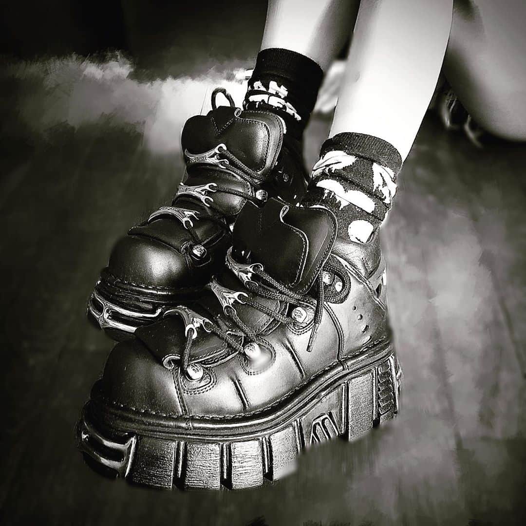 綾野ましろさんのインスタグラム写真 - (綾野ましろInstagram)「格好良く可愛い子をお迎え🧸🌹  #shoes #fashion #Black」9月5日 12時48分 - ayanomashiro_official