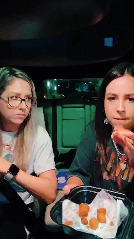 Tracy and Stefanieのインスタグラム：「Live chat about what we’ve been up to!」