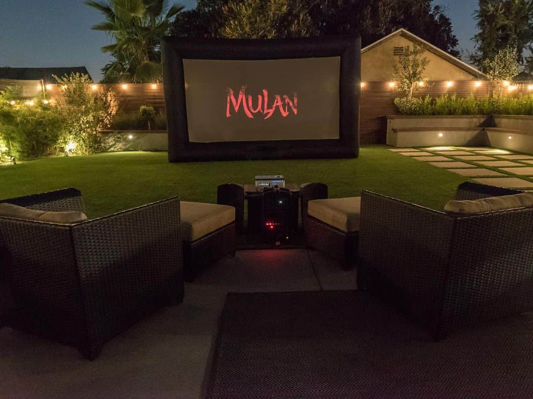 Jeff Bernatのインスタグラム：「I really miss going to movie theaters 😔 but my backyard will do for now」
