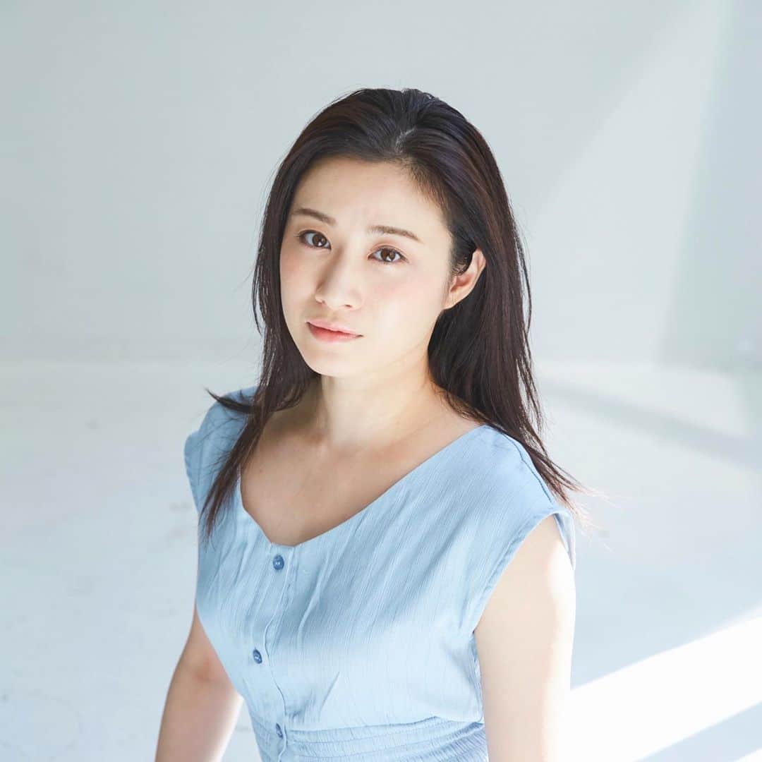鈴木芳奈のインスタグラム：「先日から投稿してますが、素敵なお写真撮っていただきました📷 @ko_ki333  まさかの同郷で⛰ すんごいいい雰囲気で撮っていただいたのでナチュラル感満載のお写真がいっぱい。 水色衣装photoがあと何枚か投稿すると思いますがぜひみてね^ ^  #撮影 #作品撮り #photo #nature #skyblue」
