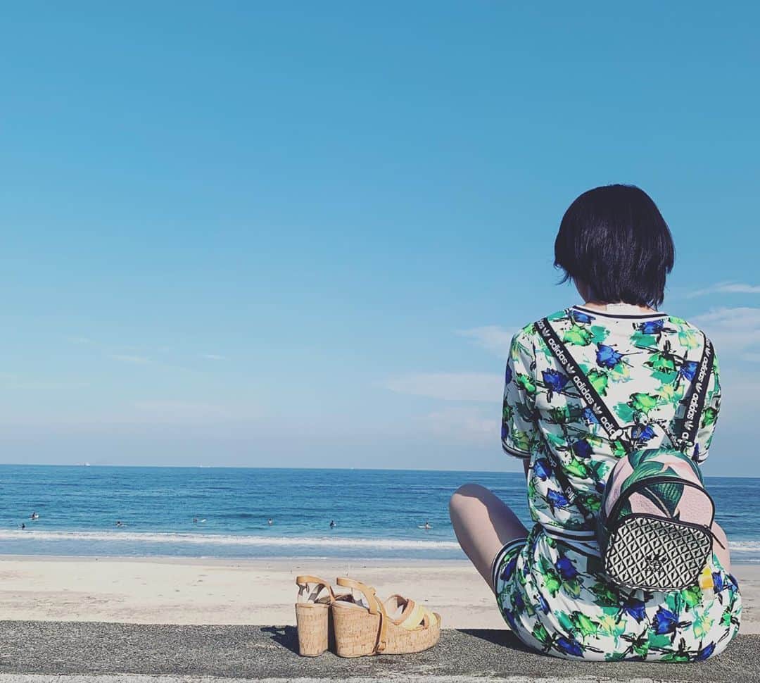 辻井美香さんのインスタグラム写真 - (辻井美香Instagram)「私が撮った二人の写真お気に入り♡笑 この日は波が穏やかだったけど、沢山サーフィンしてる人いた🏄‍♀️ボディーボードやったら気持ちよさそうだった✨  I took a picture of them. Am I a good photographer?lol😝 Many people surfed at that place. One of my favorite places in my hometown.  #三重観光 #三重女子旅 #女子旅　#タビジョ　#海が好き #travelgram #travelgirlsgo #instatravel #japantravel #girlstrip  #tabijyo_beach #beachgirls #beachshoot」9月5日 12時56分 - tsujii_yoshika